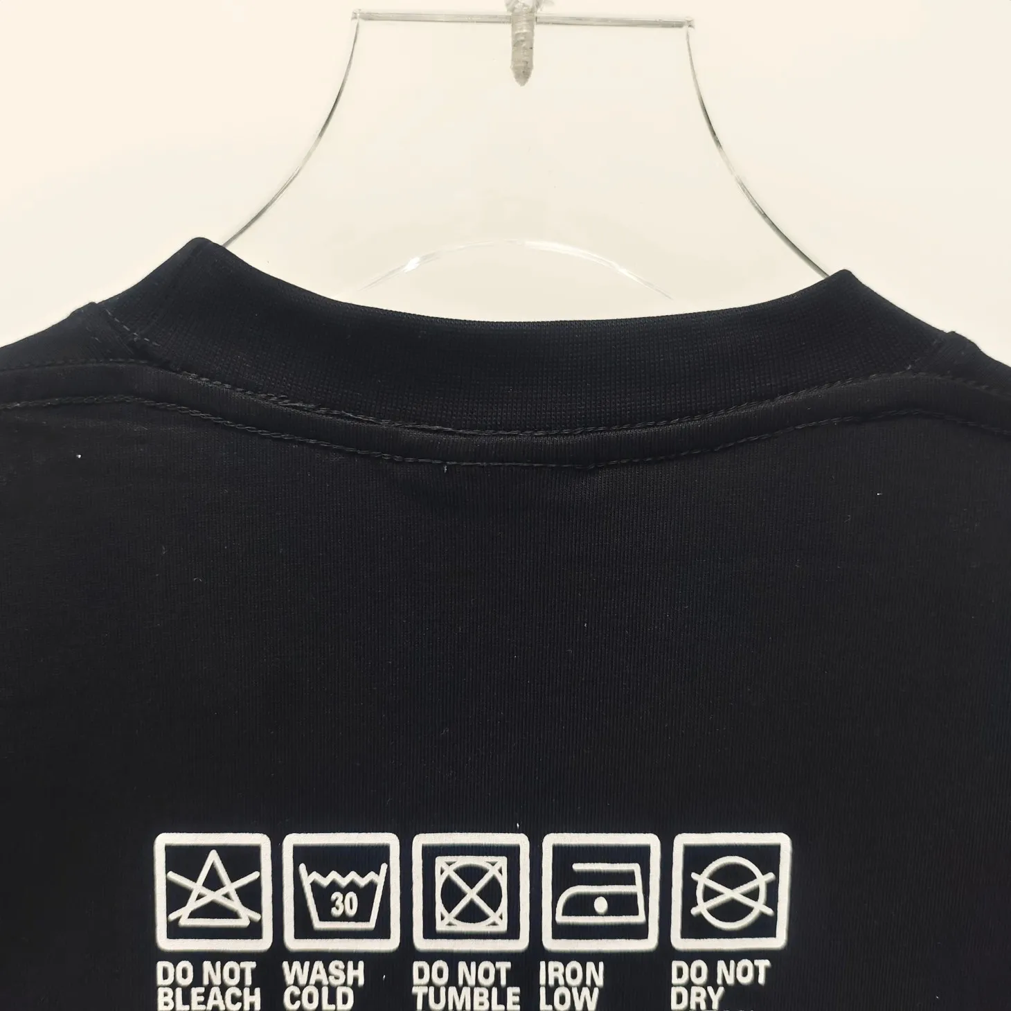 [New arrival] The top tested version of Balenciaga's eco-friendly logo arrow three-color loose breathable cotton short-sleeved T-shirt BLCG is one of the most influential brands in the fashion industry. Founded in 1919 by Cristóbal Balenciaga and settled in Paris in 1936, he led many important fashion movements between 1930 and 1968. The representative ready-to-wear series reflects the identity of the brand - Fabric: Made of 32-count double yarn, 260-gram weight fabric, imported knitted needle carded cotton, with moderate thickness, drape and contour - The front printing screen plate is hand-printed, and the 3D full-color scanned pattern is made into film to ensure the highest degree of printing pattern restoration. The upper and lower LOGO printing has a strong touch texture. The printing material uses environmentally friendly active water slurry and anti-sublimation liquid as the base. The garment is resistant to washing and does not desizing. Color: black and white size: XS-L P:240