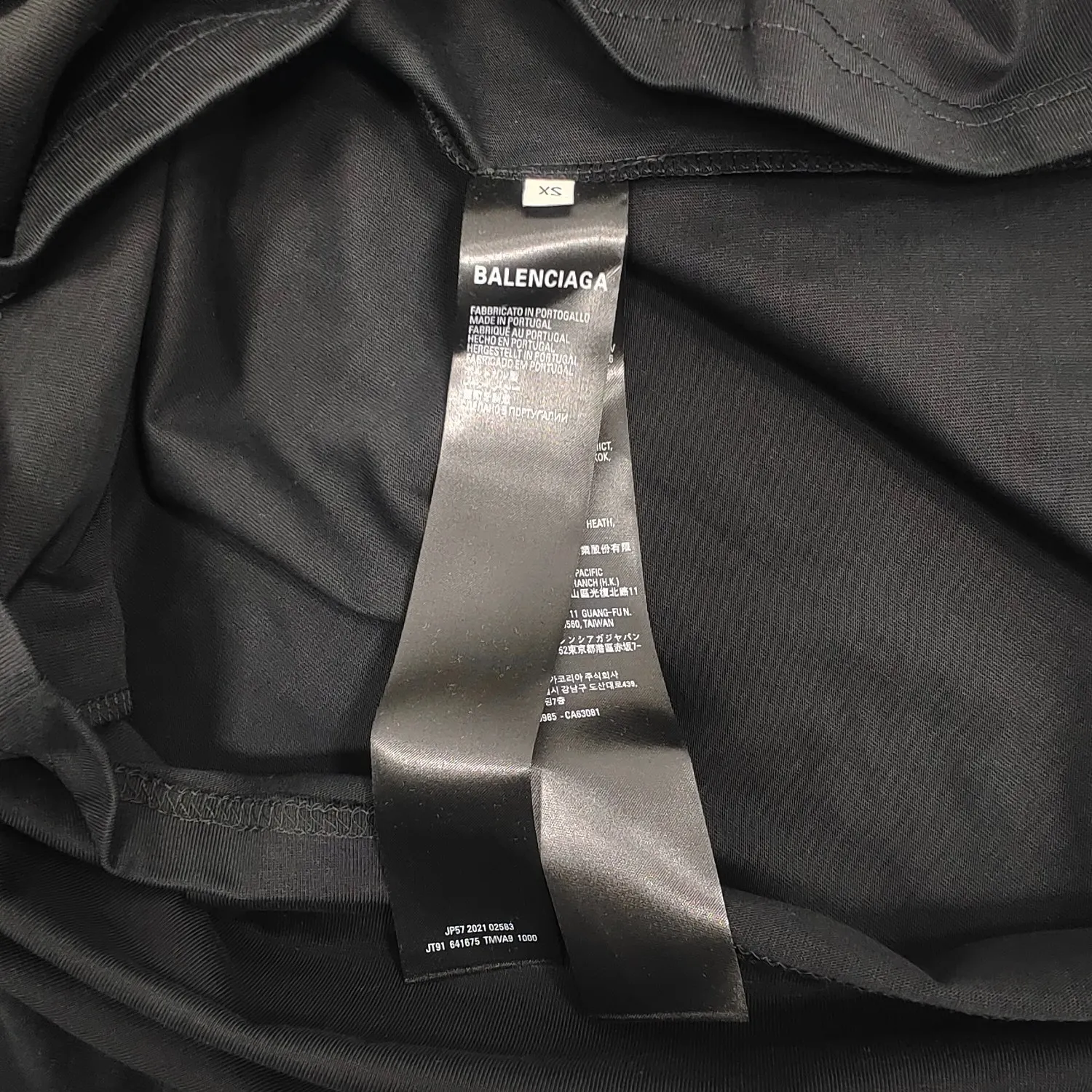 [New arrival] The top tested version of Balenciaga's eco-friendly logo arrow three-color loose breathable cotton short-sleeved T-shirt BLCG is one of the most influential brands in the fashion industry. Founded in 1919 by Cristóbal Balenciaga and settled in Paris in 1936, he led many important fashion movements between 1930 and 1968. The representative ready-to-wear series reflects the identity of the brand - Fabric: Made of 32-count double yarn, 260-gram weight fabric, imported knitted needle carded cotton, with moderate thickness, drape and contour - The front printing screen plate is hand-printed, and the 3D full-color scanned pattern is made into film to ensure the highest degree of printing pattern restoration. The upper and lower LOGO printing has a strong touch texture. The printing material uses environmentally friendly active water slurry and anti-sublimation liquid as the base. The garment is resistant to washing and does not desizing. Color: black and white size: XS-L P:240