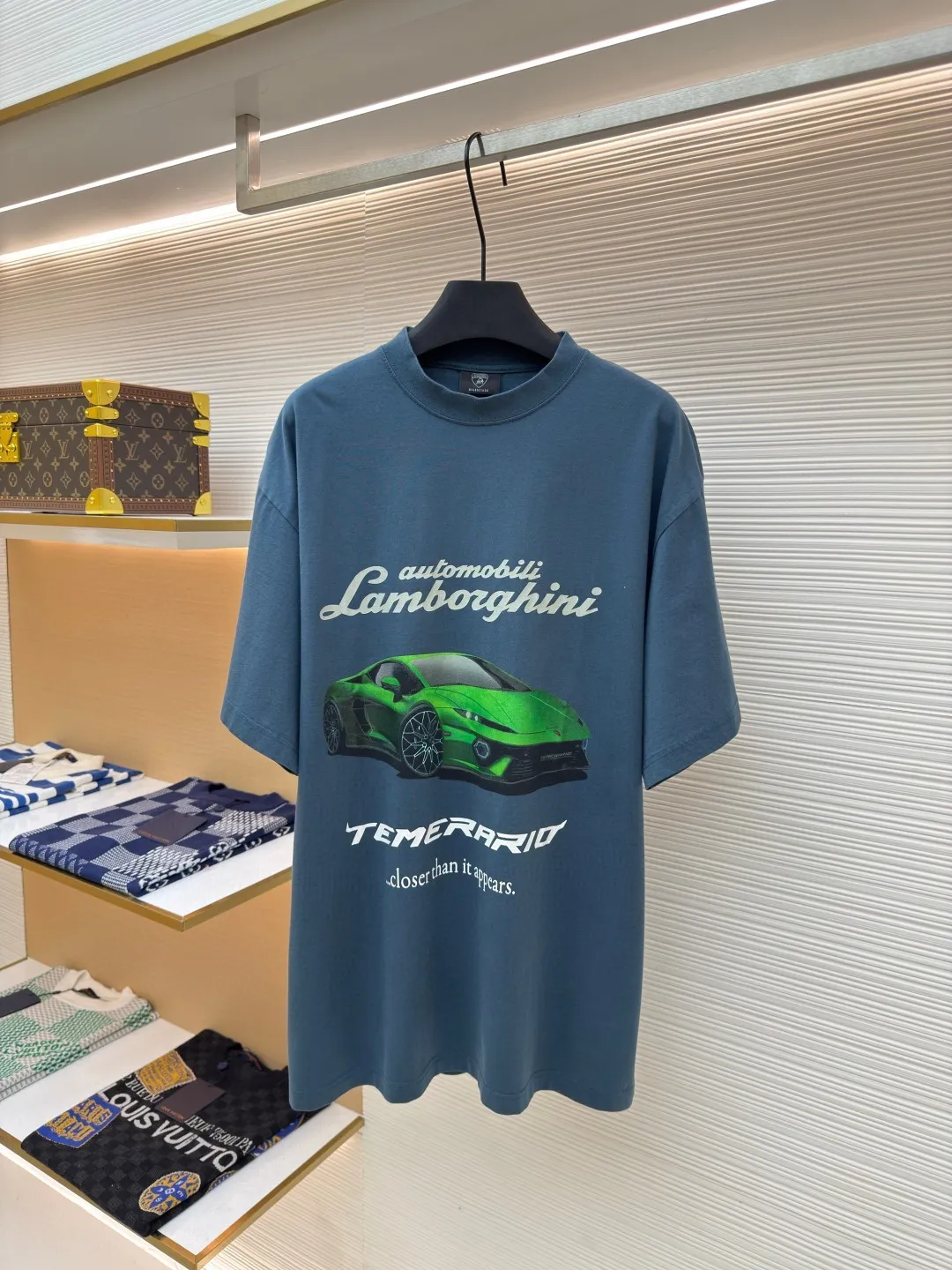 Balenciaga Balenciaga 25ss joint Lamborghini ●Authentic product: 5989 purchase and development ●Item number: 1680442-A20 ●Fabric: plain knit ●Technology: spiral neckline ●Version: loose version ●Weight: about 265 grams ●Size: XS-S-M-L ●Description: Balenciaga Soft to the touch, the printing adopts direct-injection pattern and letters are clear. The overall wiring is straight and delicate, the fabric is comfortable and soft, the color is consistent and there is no color difference, it can be matched with the same style to create a fashionable look, and can be used in various occasions, customized accessories, complete with three standards, the same style for men and women!
