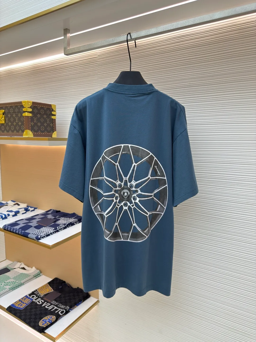 Balenciaga Balenciaga 25ss joint Lamborghini ●Authentic product: 5989 purchase and development ●Item number: 1680442-A20 ●Fabric: plain knit ●Technology: spiral neckline ●Version: loose version ●Weight: about 265 grams ●Size: XS-S-M-L ●Description: Balenciaga Soft to the touch, the printing adopts direct-injection pattern and letters are clear. The overall wiring is straight and delicate, the fabric is comfortable and soft, the color is consistent and there is no color difference, it can be matched with the same style to create a fashionable look, and can be used in various occasions, customized accessories, complete with three standards, the same style for men and women!
