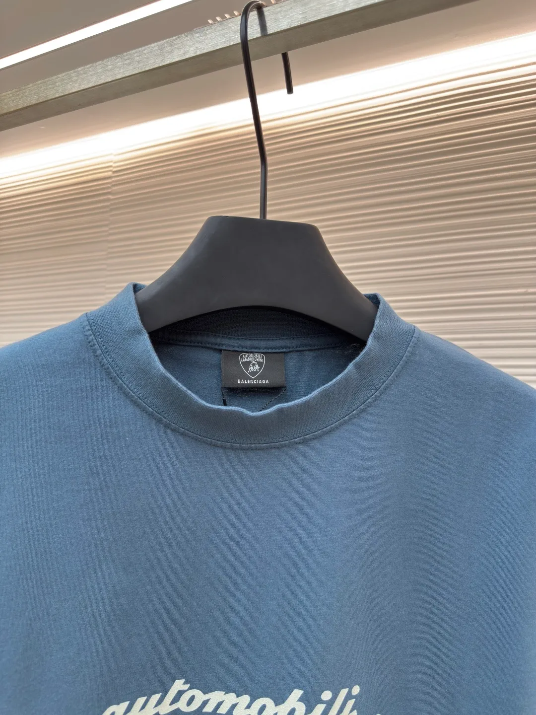 Balenciaga Balenciaga 25ss joint Lamborghini ●Authentic product: 5989 purchase and development ●Item number: 1680442-A20 ●Fabric: plain knit ●Technology: spiral neckline ●Version: loose version ●Weight: about 265 grams ●Size: XS-S-M-L ●Description: Balenciaga Soft to the touch, the printing adopts direct-injection pattern and letters are clear. The overall wiring is straight and delicate, the fabric is comfortable and soft, the color is consistent and there is no color difference, it can be matched with the same style to create a fashionable look, and can be used in various occasions, customized accessories, complete with three standards, the same style for men and women!