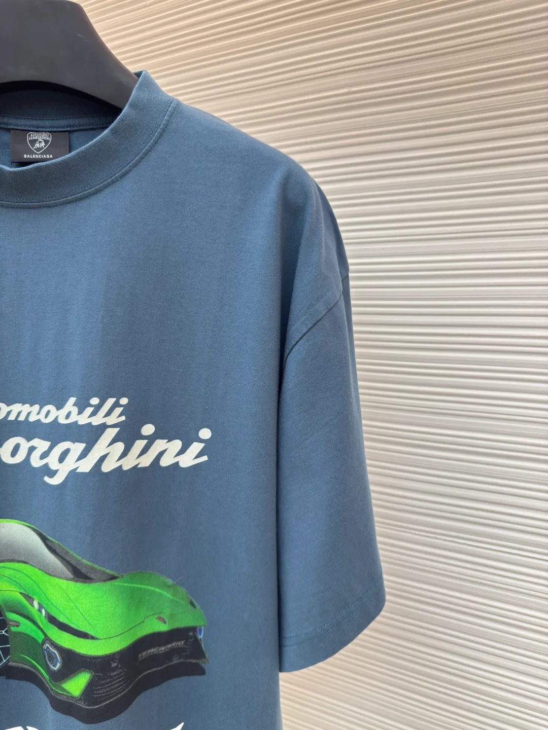 Balenciaga Balenciaga 25ss joint Lamborghini ●Authentic product: 5989 purchase and development ●Item number: 1680442-A20 ●Fabric: plain knit ●Technology: spiral neckline ●Version: loose version ●Weight: about 265 grams ●Size: XS-S-M-L ●Description: Balenciaga Soft to the touch, the printing adopts direct-injection pattern and letters are clear. The overall wiring is straight and delicate, the fabric is comfortable and soft, the color is consistent and there is no color difference, it can be matched with the same style to create a fashionable look, and can be used in various occasions, customized accessories, complete with three standards, the same style for men and women!