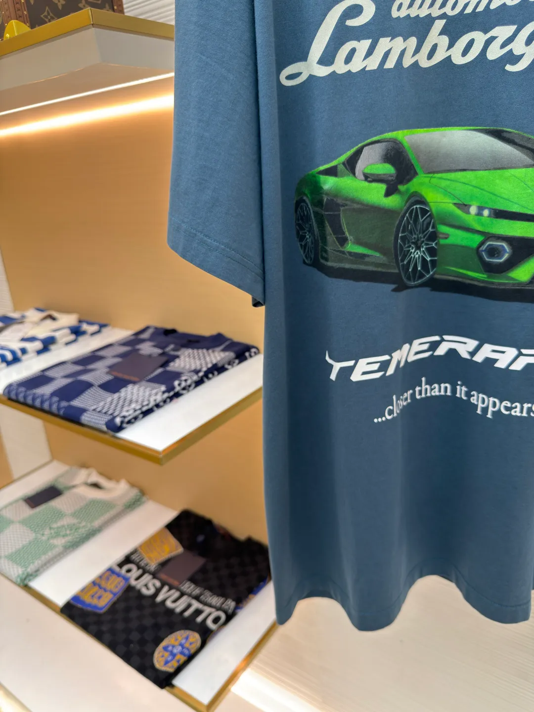 Balenciaga Balenciaga 25ss joint Lamborghini ●Authentic product: 5989 purchase and development ●Item number: 1680442-A20 ●Fabric: plain knit ●Technology: spiral neckline ●Version: loose version ●Weight: about 265 grams ●Size: XS-S-M-L ●Description: Balenciaga Soft to the touch, the printing adopts direct-injection pattern and letters are clear. The overall wiring is straight and delicate, the fabric is comfortable and soft, the color is consistent and there is no color difference, it can be matched with the same style to create a fashionable look, and can be used in various occasions, customized accessories, complete with three standards, the same style for men and women!