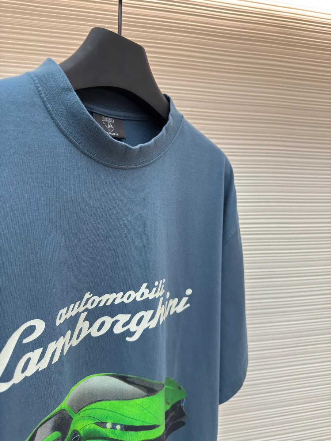 Balenciaga Balenciaga 25ss joint Lamborghini ●Authentic product: 5989 purchase and development ●Item number: 1680442-A20 ●Fabric: plain knit ●Technology: spiral neckline ●Version: loose version ●Weight: about 265 grams ●Size: XS-S-M-L ●Description: Balenciaga Soft to the touch, the printing adopts direct-injection pattern and letters are clear. The overall wiring is straight and delicate, the fabric is comfortable and soft, the color is consistent and there is no color difference, it can be matched with the same style to create a fashionable look, and can be used in various occasions, customized accessories, complete with three standards, the same style for men and women!