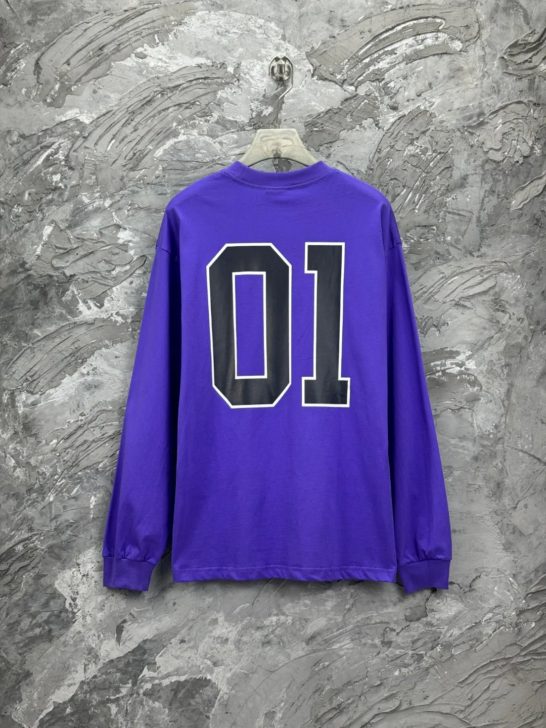 🅿️280 BALENCI*GA latest basketball jersey embroidered printed long-sleeved T-shirt. The front embroidery is embroidered and printed with Tajima computer embroidery machine, the lower left corner is embroidered and printed, and the back piece is printed. The letters are clear. The effect is three-dimensional. Exclusively pattern-woven and dyed 280g fabric. Threads are dyed in the same cylinder with zero color difference. The version adopts OS loose off-shoulder version. Welcome to compare. Same style for men and women -Color: black white purple Cailan -SIZE: Xs S M L Style No. 8536#