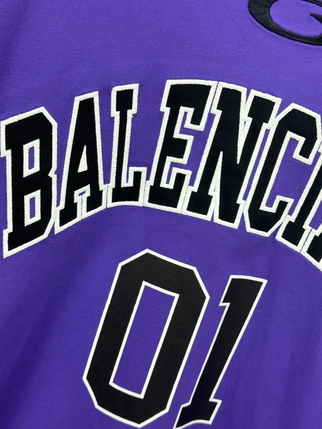 🅿️280 BALENCI*GA latest basketball jersey embroidered printed long-sleeved T-shirt. The front embroidery is embroidered and printed with Tajima computer embroidery machine, the lower left corner is embroidered and printed, and the back piece is printed. The letters are clear. The effect is three-dimensional. Exclusively pattern-woven and dyed 280g fabric. Threads are dyed in the same cylinder with zero color difference. The version adopts OS loose off-shoulder version. Welcome to compare. Same style for men and women -Color: black white purple Cailan -SIZE: Xs S M L Style No. 8536#