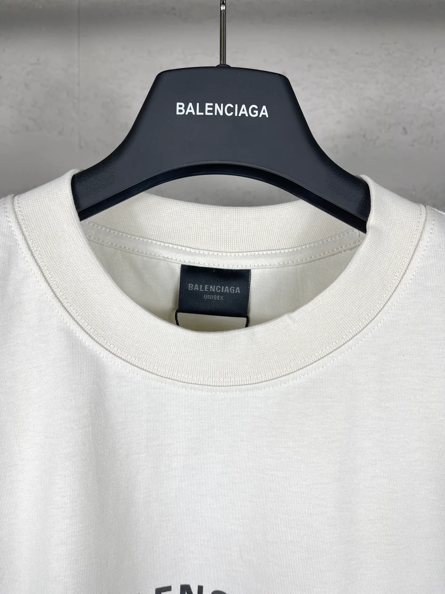 🅿️170 real photos [Top version. Official website quality] BALENCI*GA/Paris. 2024 new model. Paris and EREWHON cooperation series new model, brick cabinet synchronization. Genuine product developed in the first time, happy to print and compare! The fabric is made of Paris ZP custom-woven and dyed cotton double yarn. Weighing 260 grams, the cloth surface is clean. The cloth pattern is clear, soft and comfortable. The threads are dyed with no color difference. The classic LOGO is printed using environmentally friendly imported materials, with clear letters and a three-dimensional effect. Restore the brick cabinet. Different market currency, welcome to compare, the version adopts OS loose shoulder version. Same style for men and women Coding: BL233311 Color: black, apricot Size: XS to L