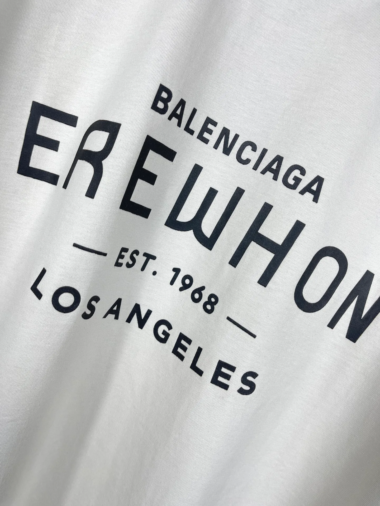 🅿️170 real photos [Top version. Official website quality] BALENCI*GA/Paris. 2024 new model. Paris and EREWHON cooperation series new model, brick cabinet synchronization. Genuine product developed in the first time, happy to print and compare! The fabric is made of Paris ZP custom-woven and dyed cotton double yarn. Weighing 260 grams, the cloth surface is clean. The cloth pattern is clear, soft and comfortable. The threads are dyed with no color difference. The classic LOGO is printed using environmentally friendly imported materials, with clear letters and a three-dimensional effect. Restore the brick cabinet. Different market currency, welcome to compare, the version adopts OS loose shoulder version. Same style for men and women Coding: BL233311 Color: black, apricot Size: XS to L