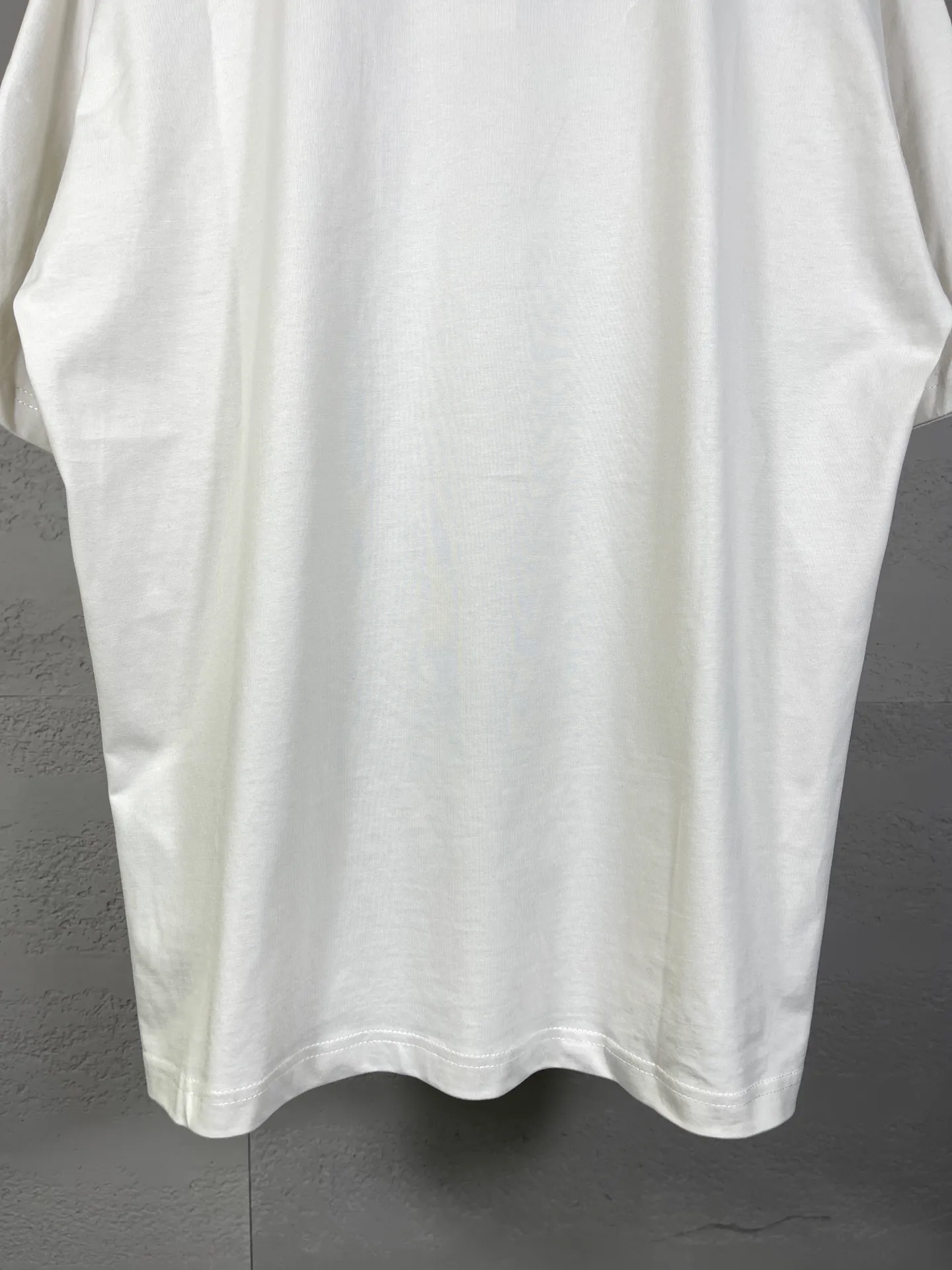 🅿️170 real photos [Top version. Official website quality] BALENCI*GA/Paris. 2024 new model. Paris and EREWHON cooperation series new model, brick cabinet synchronization. Genuine product developed in the first time, happy to print and compare! The fabric is made of Paris ZP custom-woven and dyed cotton double yarn. Weighing 260 grams, the cloth surface is clean. The cloth pattern is clear, soft and comfortable. The threads are dyed with no color difference. The classic LOGO is printed using environmentally friendly imported materials, with clear letters and a three-dimensional effect. Restore the brick cabinet. Different market currency, welcome to compare, the version adopts OS loose shoulder version. Same style for men and women Coding: BL233311 Color: black, apricot Size: XS to L