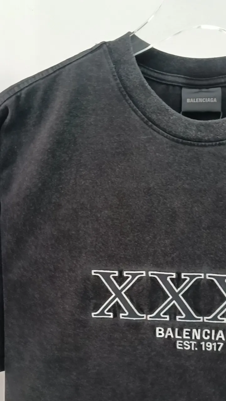 Frontal real-shot video————The top tested version of Balenciaga BALENCIAGA’s new XXXL letter embroidery, milky white latest style bottoming short-sleeved T-shirt [new ceiling level] - 2023 new version shipped! Feel free to compare top quality products!  -Using imported Tajima 10w needle machine embroidery, high-density embroidery letter wrapping technology, full details and no tails, clear letters without connections‼ ️ - BLCG's latest fashion series, Jay Chou's same upper body, new models are released every year, milk white color is new this year, I didn't hesitate to buy it as soon as I saw it, the upper body is whiter, I love this color so much!  -Full set of 1:1 customized accessories + Sydney paper with logo + new version of handbags at the counter + three labels for large products + original hangtag -The webbing on the back collar extends to the shoulders for reinforcement, and the stitches are downturned at the joints. Imported elliptical machine with imported glue technology. Overall printing without teeth. 32s280g double yarn combed cotton fabric, weighing up to 400 grams after washing!  Color: Washed Black Apricot Size: XS-L P:310