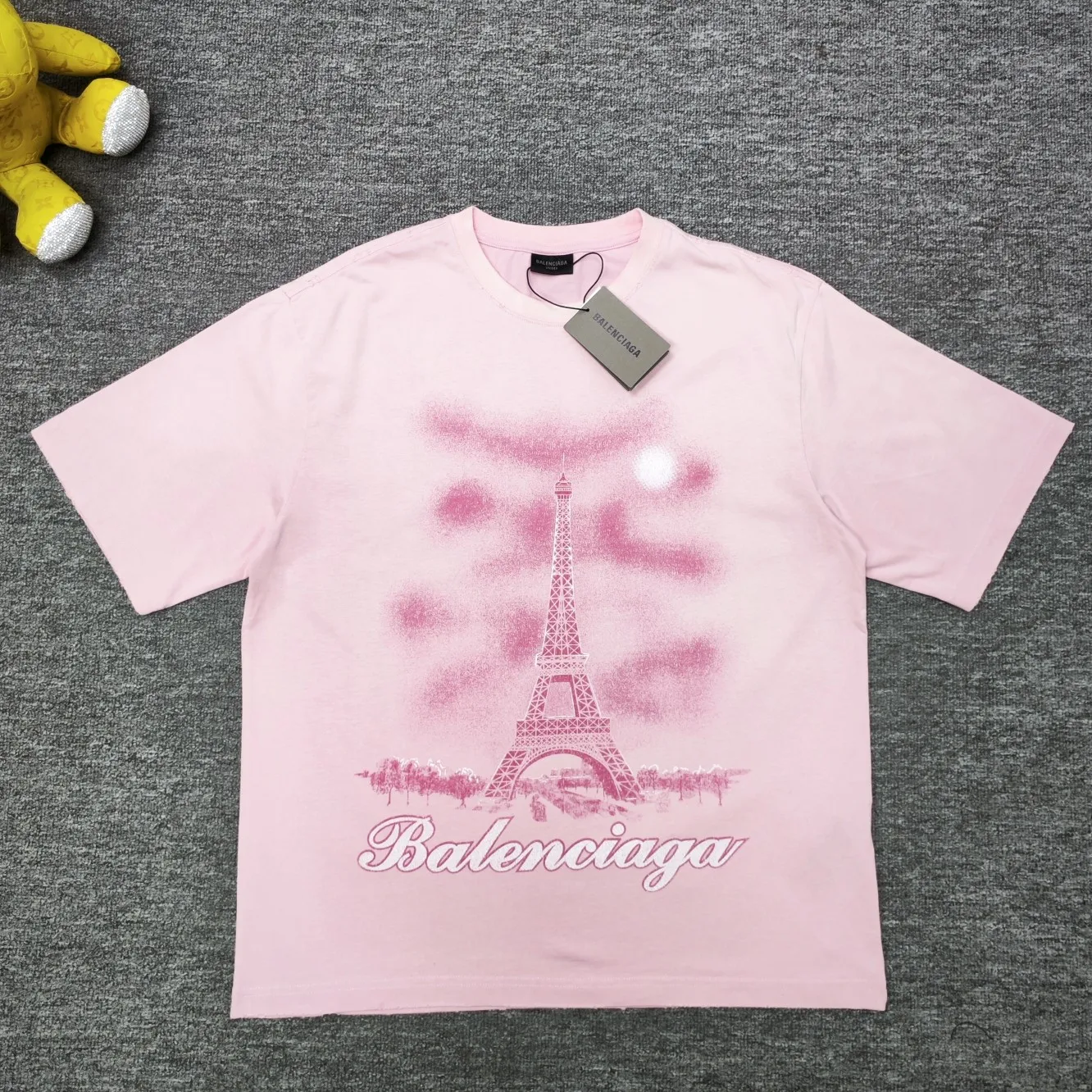 Top tested version BALENCIAGA Balenciaga 24 latest Paris Eiffel Tower inkjet graffiti hand-painted gradient color print washed distressed short-sleeved T-shirt The whole piece of fabric is washed before being cut, and the front and rear panels are printed using the imported Kornit direct-jet printing process. After the garment is washed twice, in order to get closer to the original effect, the master craftsman manually positions it, flattens it, applies ink and spray paint. The garment effect is more accurate and time-consuming and labor-intensive. The details are perfectly restored zp Exclusively woven and dyed 300g fabrics. Threads are dyed in the same vat with zero color difference. Different from the market currency. Comparison is welcome. Fabric: Customized imported high-weight tight double yarn fabric 300g, 100% cotton. Accessories: full set of customized accessories, packaging bags, tags, brand LOGO Sydney paper. Color: black blue pink. Size: XS--L P:310.