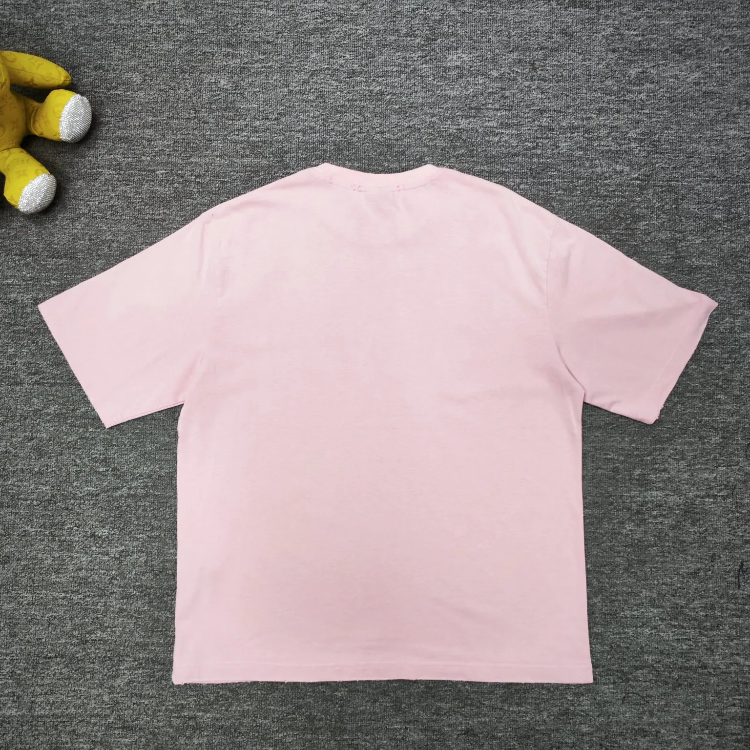 Top tested version BALENCIAGA Balenciaga 24 latest Paris Eiffel Tower inkjet graffiti hand-painted gradient color print washed distressed short-sleeved T-shirt The whole piece of fabric is washed before being cut, and the front and rear panels are printed using the imported Kornit direct-jet printing process. After the garment is washed twice, in order to get closer to the original effect, the master craftsman manually positions it, flattens it, applies ink and spray paint. The garment effect is more accurate and time-consuming and labor-intensive. The details are perfectly restored zp Exclusively woven and dyed 300g fabrics. Threads are dyed in the same vat with zero color difference. Different from the market currency. Comparison is welcome. Fabric: Customized imported high-weight tight double yarn fabric 300g, 100% cotton. Accessories: full set of customized accessories, packaging bags, tags, brand LOGO Sydney paper. Color: black blue pink. Size: XS--L P:310.