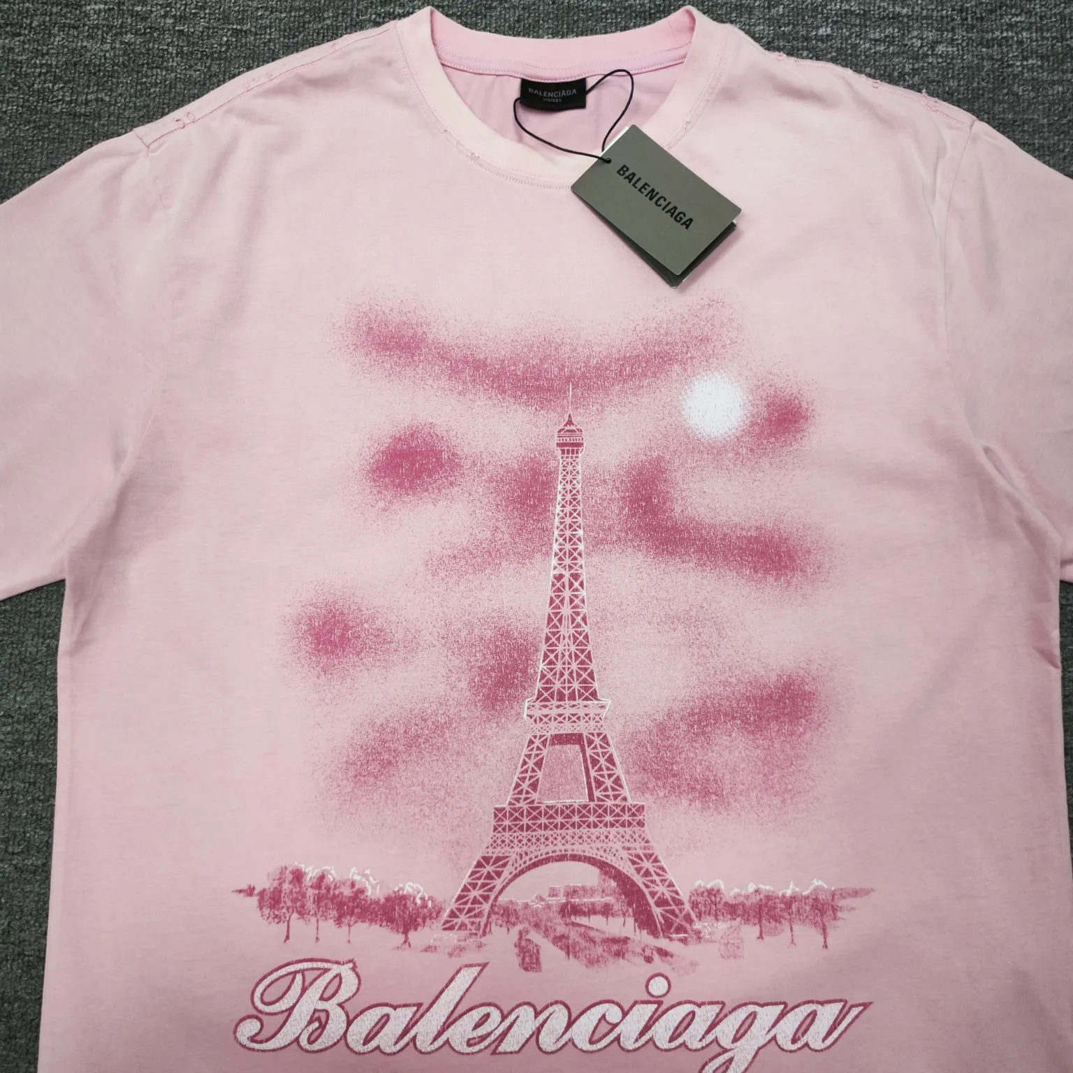 Top tested version BALENCIAGA Balenciaga 24 latest Paris Eiffel Tower inkjet graffiti hand-painted gradient color print washed distressed short-sleeved T-shirt The whole piece of fabric is washed before being cut, and the front and rear panels are printed using the imported Kornit direct-jet printing process. After the garment is washed twice, in order to get closer to the original effect, the master craftsman manually positions it, flattens it, applies ink and spray paint. The garment effect is more accurate and time-consuming and labor-intensive. The details are perfectly restored zp Exclusively woven and dyed 300g fabrics. Threads are dyed in the same vat with zero color difference. Different from the market currency. Comparison is welcome. Fabric: Customized imported high-weight tight double yarn fabric 300g, 100% cotton. Accessories: full set of customized accessories, packaging bags, tags, brand LOGO Sydney paper. Color: black blue pink. Size: XS--L P:310.