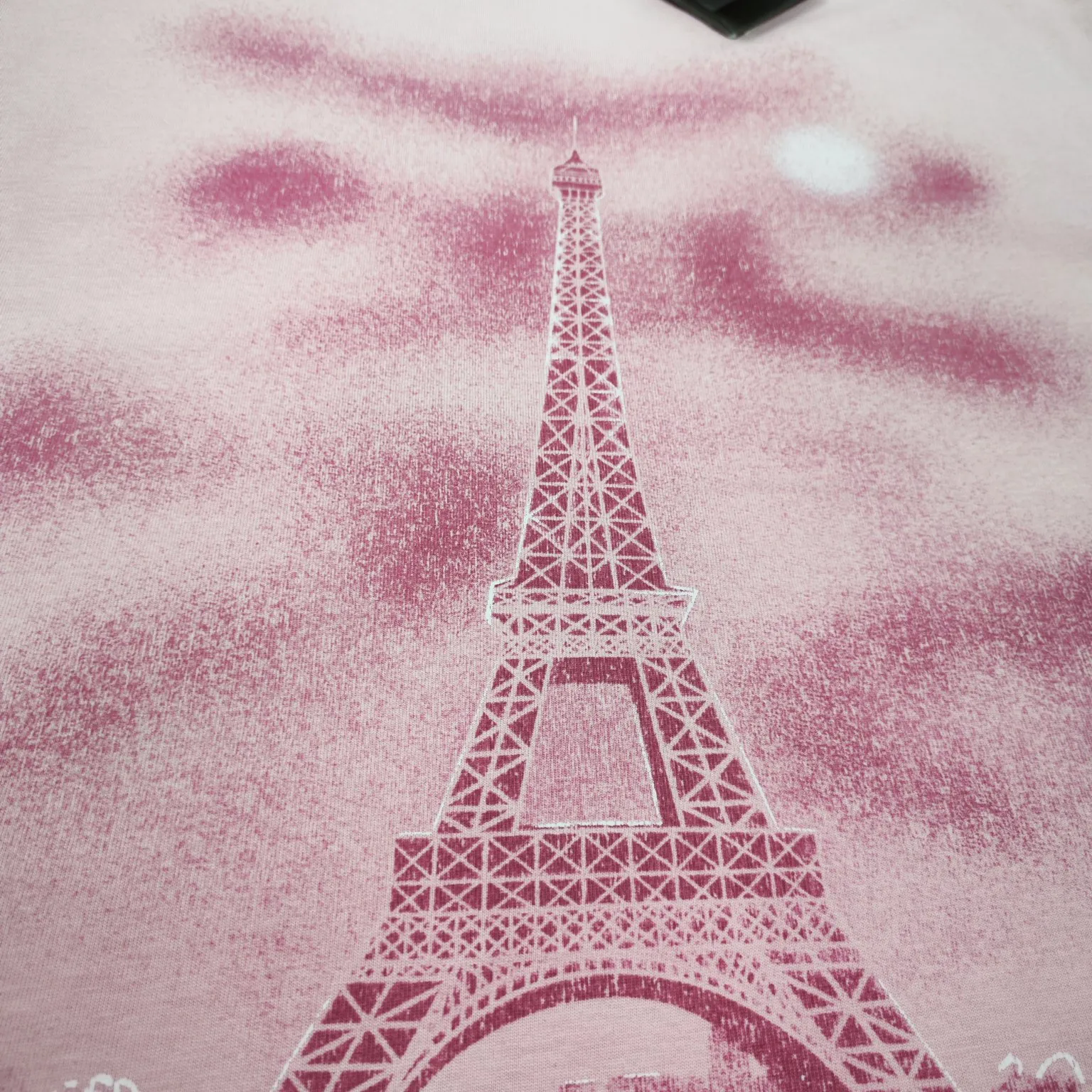 Top tested version BALENCIAGA Balenciaga 24 latest Paris Eiffel Tower inkjet graffiti hand-painted gradient color print washed distressed short-sleeved T-shirt The whole piece of fabric is washed before being cut, and the front and rear panels are printed using the imported Kornit direct-jet printing process. After the garment is washed twice, in order to get closer to the original effect, the master craftsman manually positions it, flattens it, applies ink and spray paint. The garment effect is more accurate and time-consuming and labor-intensive. The details are perfectly restored zp Exclusively woven and dyed 300g fabrics. Threads are dyed in the same vat with zero color difference. Different from the market currency. Comparison is welcome. Fabric: Customized imported high-weight tight double yarn fabric 300g, 100% cotton. Accessories: full set of customized accessories, packaging bags, tags, brand LOGO Sydney paper. Color: black blue pink. Size: XS--L P:310.