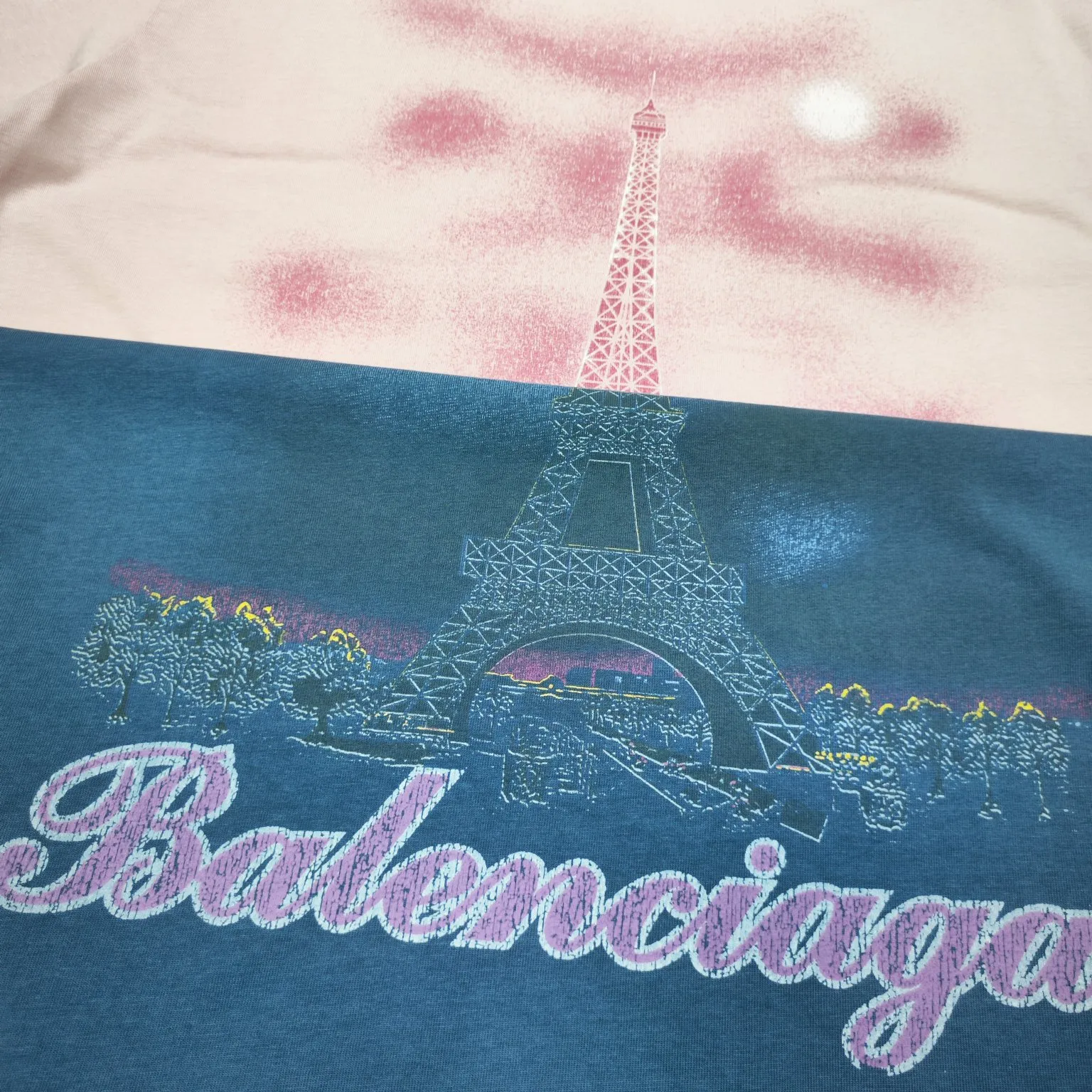 Top tested version BALENCIAGA Balenciaga 24 latest Paris Eiffel Tower inkjet graffiti hand-painted gradient color print washed distressed short-sleeved T-shirt The whole piece of fabric is washed before being cut, and the front and rear panels are printed using the imported Kornit direct-jet printing process. After the garment is washed twice, in order to get closer to the original effect, the master craftsman manually positions it, flattens it, applies ink and spray paint. The garment effect is more accurate and time-consuming and labor-intensive. The details are perfectly restored zp Exclusively woven and dyed 300g fabrics. Threads are dyed in the same vat with zero color difference. Different from the market currency. Comparison is welcome. Fabric: Customized imported high-weight tight double yarn fabric 300g, 100% cotton. Accessories: full set of customized accessories, packaging bags, tags, brand LOGO Sydney paper. Color: black blue pink. Size: XS--L P:310.