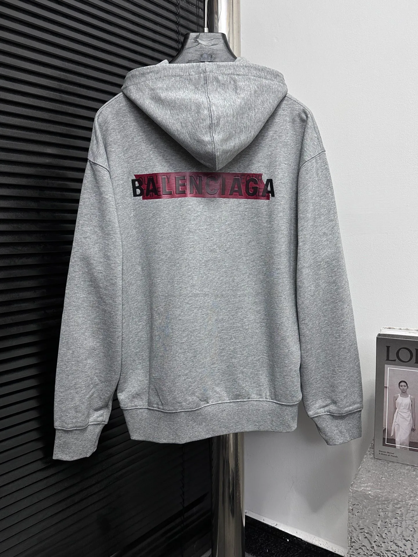 🅿️330 【BALENCIaGA】Paris small letter hooded sweatshirt. The fabric surface is clean. The fabric pattern is clear, soft and comfortable. The threads are dyed with no color difference. The tape is stamped with imported transparent glue. The effect is three-dimensional. Restore brick cabinets, adopt OS loose shoulder style. Same style for men and women. Size: S-XL