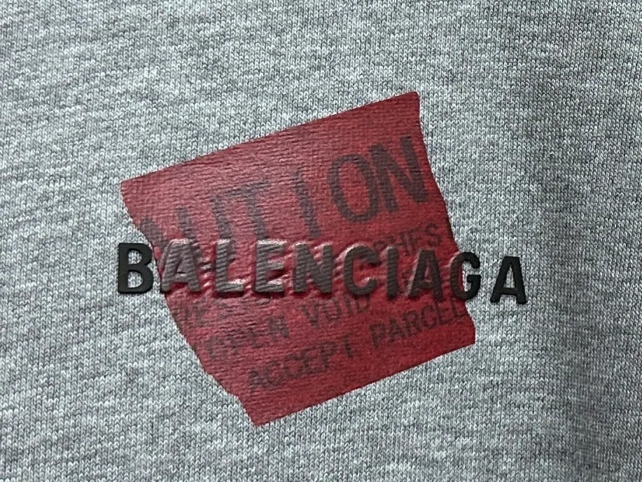 🅿️330 【BALENCIaGA】Paris small letter hooded sweatshirt. The fabric surface is clean. The fabric pattern is clear, soft and comfortable. The threads are dyed with no color difference. The tape is stamped with imported transparent glue. The effect is three-dimensional. Restore brick cabinets, adopt OS loose shoulder style. Same style for men and women. Size: S-XL