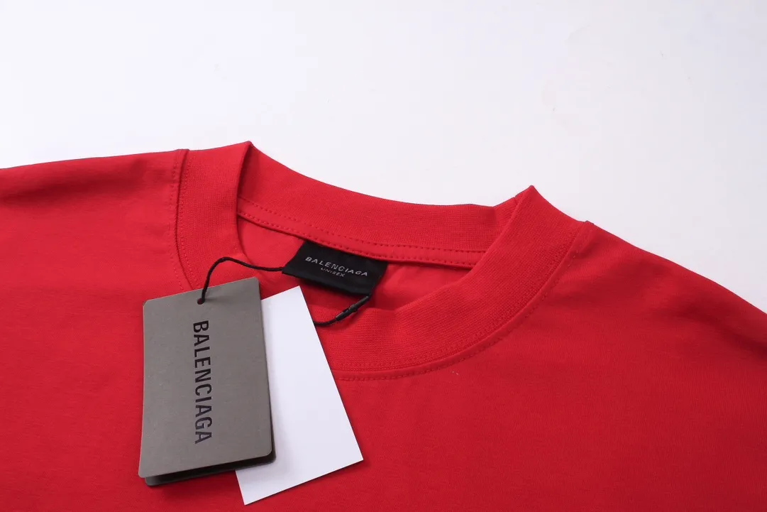 🅿️186 real shots [Top version. Official website quality] BALENCI*GA/Paris. SS24 new Balenciaga Vogue co-branded series. Front and rear LOGO direct-printed short-sleeved T-shirt. Brick cabinet synchronization. Genuine product developed at the first time, happy to print and compare! The fabric is made of Paris ZP custom-woven and dyed cotton double yarn. Weighing 260 grams, the cloth surface is clean. The cloth pattern is clear, soft and comfortable. The threads are dyed with no color difference. The printing is made of environmentally friendly imported materials with direct inkjet printing. The pattern letters are clear and the effect is three-dimensional. The version adopts OS loose shoulder style. Same style for men and women. Code: BL223399 Color: black, red, off-white Size: XS S M L
