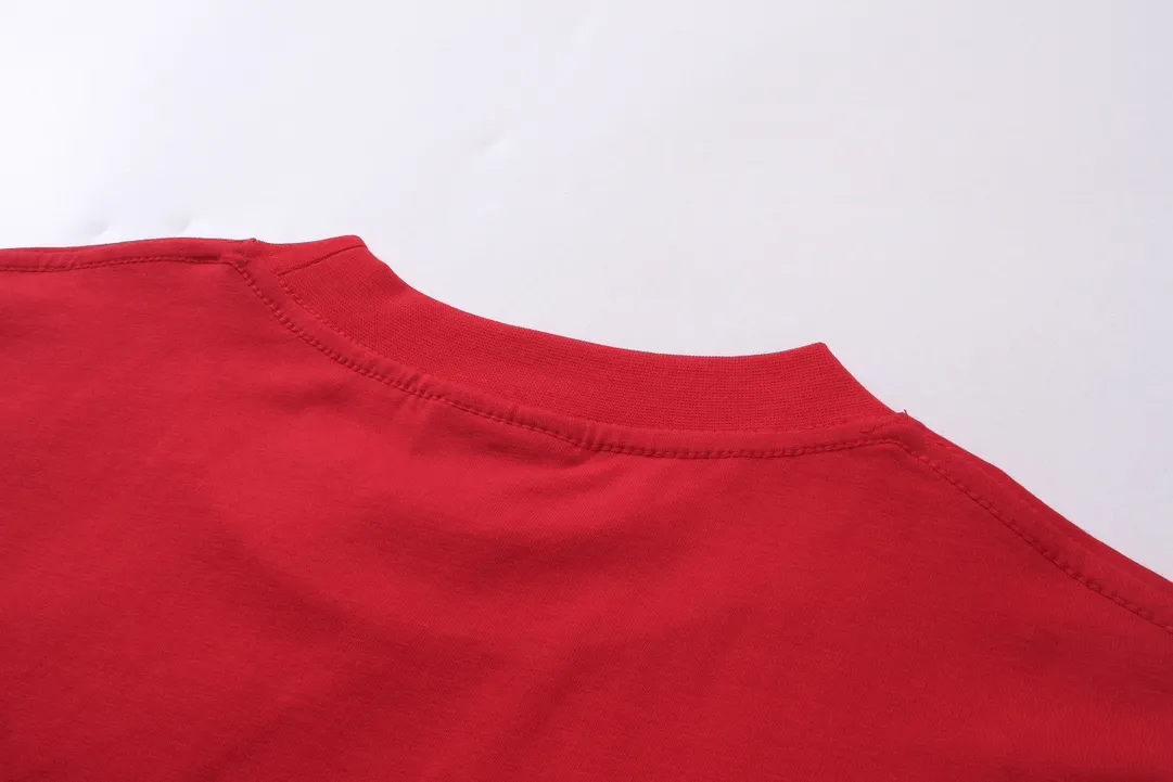 🅿️186 real shots [Top version. Official website quality] BALENCI*GA/Paris. SS24 new Balenciaga Vogue co-branded series. Front and rear LOGO direct-printed short-sleeved T-shirt. Brick cabinet synchronization. Genuine product developed at the first time, happy to print and compare! The fabric is made of Paris ZP custom-woven and dyed cotton double yarn. Weighing 260 grams, the cloth surface is clean. The cloth pattern is clear, soft and comfortable. The threads are dyed with no color difference. The printing is made of environmentally friendly imported materials with direct inkjet printing. The pattern letters are clear and the effect is three-dimensional. The version adopts OS loose shoulder style. Same style for men and women. Code: BL223399 Color: black, red, off-white Size: XS S M L