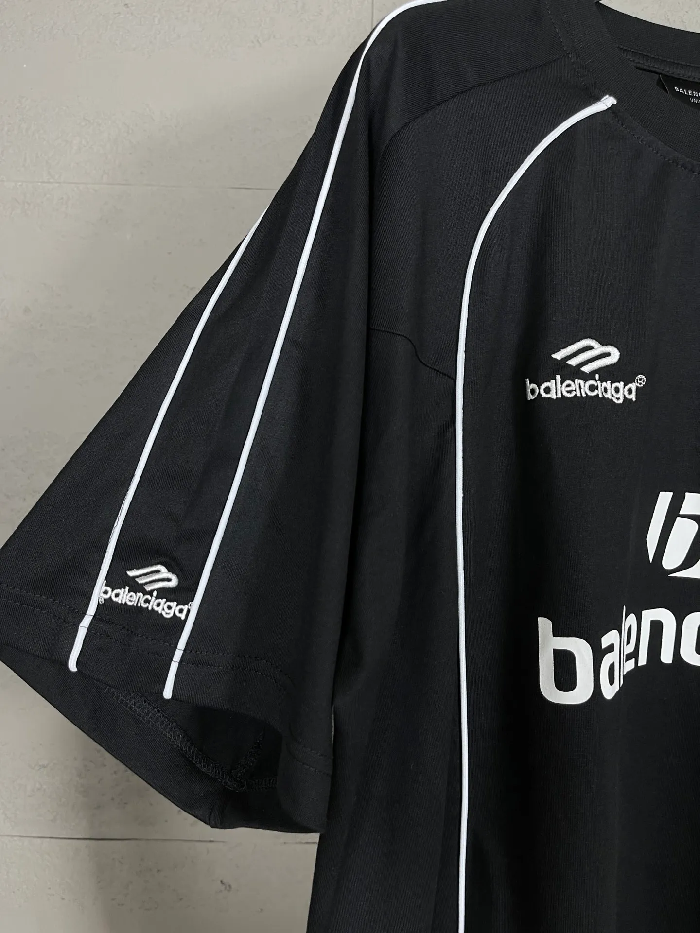 🅿️260 real photos [Top version. Official website quality] BALENCI*GA/Paris new joint football sportswear LOGO embroidered printed short-sleeved T-shirt# The whole piece of clothing is spliced ​​with multiple stitching edges. The craftsmanship is super complex and it is popular in different markets. Positive P is pure cotton cloth, not an ordinary healthy cloth. Welcome to compare🆚. The fabric is made of Paris ZP custom-woven and dyed cotton double yarn. Weighing 260 grams, the cloth surface is clean. The cloth pattern is clear, soft and comfortable. The threads are dyed with no color difference. The classic pattern embroidery is embroidered by Tajima imported embroidery machine, and the printing uses imported glue. The letters are clear, three-dimensional and without burrs. Jubie market produces pictures based on pictures. Welcome to compare. The version adopts OS loose shoulder version. Same style for men and women. Code: BL223338 Color: black, white, pink, fluorescent yellow, red, Size: XS to L