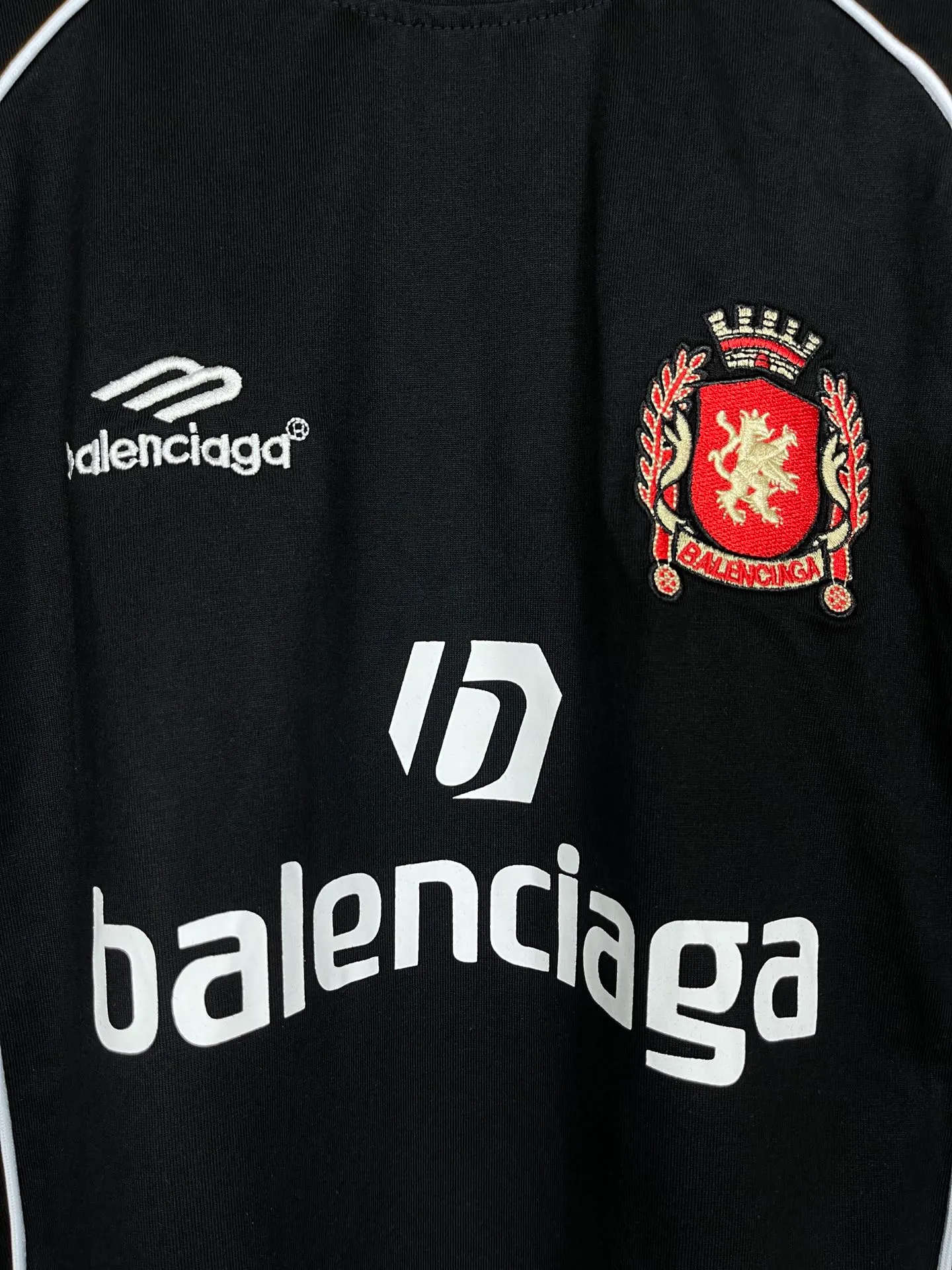 🅿️260 real photos [Top version. Official website quality] BALENCI*GA/Paris new joint football sportswear LOGO embroidered printed short-sleeved T-shirt# The whole piece of clothing is spliced ​​with multiple stitching edges. The craftsmanship is super complex and it is popular in different markets. Positive P is pure cotton cloth, not an ordinary healthy cloth. Welcome to compare🆚. The fabric is made of Paris ZP custom-woven and dyed cotton double yarn. Weighing 260 grams, the cloth surface is clean. The cloth pattern is clear, soft and comfortable. The threads are dyed with no color difference. The classic pattern embroidery is embroidered by Tajima imported embroidery machine, and the printing uses imported glue. The letters are clear, three-dimensional and without burrs. Jubie market produces pictures based on pictures. Welcome to compare. The version adopts OS loose shoulder version. Same style for men and women. Code: BL223338 Color: black, white, pink, fluorescent yellow, red, Size: XS to L