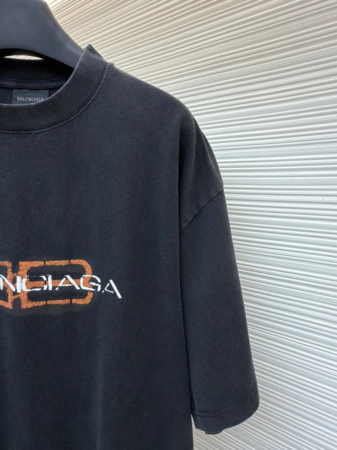 Balenciaga BB icon printed short sleeves ●Original version: Purchased and developed for 6300 ●Item number: 1682440-X95 ●Fabric: Jersey fabric ●Technology: Glue printing production ●Color: washed black ●Version: Loose fit ●Weight: about 335 grams ●Size: S-M-L-XL ●Description: Customized densely woven jersey material with excellent texture and comfortable skin fit. Mainly washed black with rich and pure tone Let distressing become the ultimate expression of street aesthetics. The front is printed with BB icon stencil Shibaki's works. Graffiti are revealed in the fading. Every inch of wear and tear is a deliberate accident. Use color conflict to create visual tension. Let street art jump from the wall to fashion. Let the sense of high-end grow wildly in the deliberate imperfection. Use glue graffiti printing. The chest printing has been modified three times with the film screen. Use glue liquid paint to print the pattern on the fabric. Bake the fabric to fix the printed pattern, wash it heavily and use a special solution to remove stains and fade slightly. Then use snowflake washing to fade the color through strong washing to make the color more uniform. The overall wiring is straight and delicate, the fabric is comfortable and soft, and the color is consistent without color difference. It can be matched with the same style to create a fashionable look and control various occasions. Customized accessories, complete with three standards, same style for men and women!