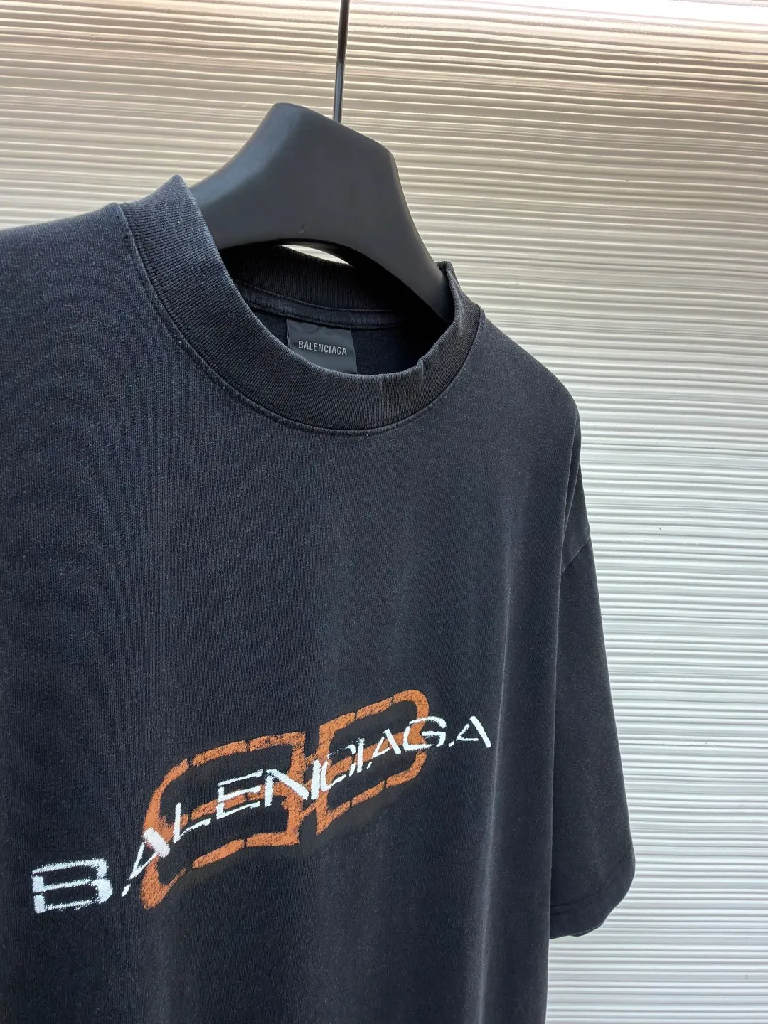 Balenciaga BB icon printed short sleeves ●Original version: Purchased and developed for 6300 ●Item number: 1682440-X95 ●Fabric: Jersey fabric ●Technology: Glue printing production ●Color: washed black ●Version: Loose fit ●Weight: about 335 grams ●Size: S-M-L-XL ●Description: Customized densely woven jersey material with excellent texture and comfortable skin fit. Mainly washed black with rich and pure tone Let distressing become the ultimate expression of street aesthetics. The front is printed with BB icon stencil Shibaki's works. Graffiti are revealed in the fading. Every inch of wear and tear is a deliberate accident. Use color conflict to create visual tension. Let street art jump from the wall to fashion. Let the sense of high-end grow wildly in the deliberate imperfection. Use glue graffiti printing. The chest printing has been modified three times with the film screen. Use glue liquid paint to print the pattern on the fabric. Bake the fabric to fix the printed pattern, wash it heavily and use a special solution to remove stains and fade slightly. Then use snowflake washing to fade the color through strong washing to make the color more uniform. The overall wiring is straight and delicate, the fabric is comfortable and soft, and the color is consistent without color difference. It can be matched with the same style to create a fashionable look and control various occasions. Customized accessories, complete with three standards, same style for men and women!