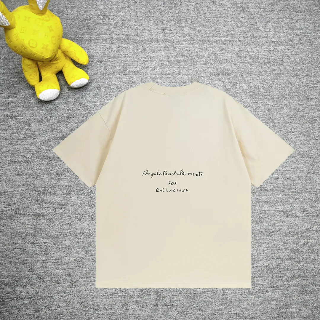 [New] Top tested version - BALENCIAGA - Balenciaga 2024 limited edition musical note short-sleeved T-shirt. angelo badalamenti music special. Original development of custom-woven fabric technology, washed water treatment, high gram weight 300 grams of fabric, full texture, clean cloth surface, soft and comfortable. Solona thread fixed dyeing without color difference, front and rear note printing, standard printing fraying process, highlighting the craftsmanship of short sleeves, precision mesh production screen, imported environmentally friendly slurry scraping, letters are clearly restored Letter spacing, size is consistent with the original version, Os dropped shoulders, loose version, spring and summer latest brick cabinet synchronization, same style for men and women, color: apricot, size: XS to L, P: 260