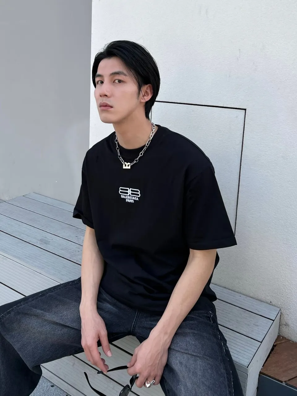 ♻️💯Upper body reference model picture❤️The top tested version Balenciaga/Balenciaga 2023ss spring new BB lock letter embroidered round neck pullover T-shirt, B’s single product appearance is undoubtedly outstanding, and it will definitely attract attention when paired with a couple’s style! Fashionable, relaxed and stylish, the atmosphere suddenly fills up~ It is made of 280g double-ply double-yarn plain cotton loose fabric. Good fabrics give us the intuitive feeling that they are high-end, comfortable, soft, delicate and sinewy. Even if you don’t understand fabrics, the touch can give you a new feeling! The design is also really eye-catching. The co-branded print makes the overall look simple and elegant, high-end and fashionable ~ The BB lock letter embroidery design on the chest breaks the boring and boring design of previous years and makes it more youthful and fashionable, adding a trendy style that keeps pace with the times! An item with obvious high street style, OS loose fit cutting design, and the upper body is very durable. This short-sleeved shirt can definitely add a lot of color to your outfit, and also provide you with more charm and temptation in your daily life. Size: XS-L Color: black, off-white P:240