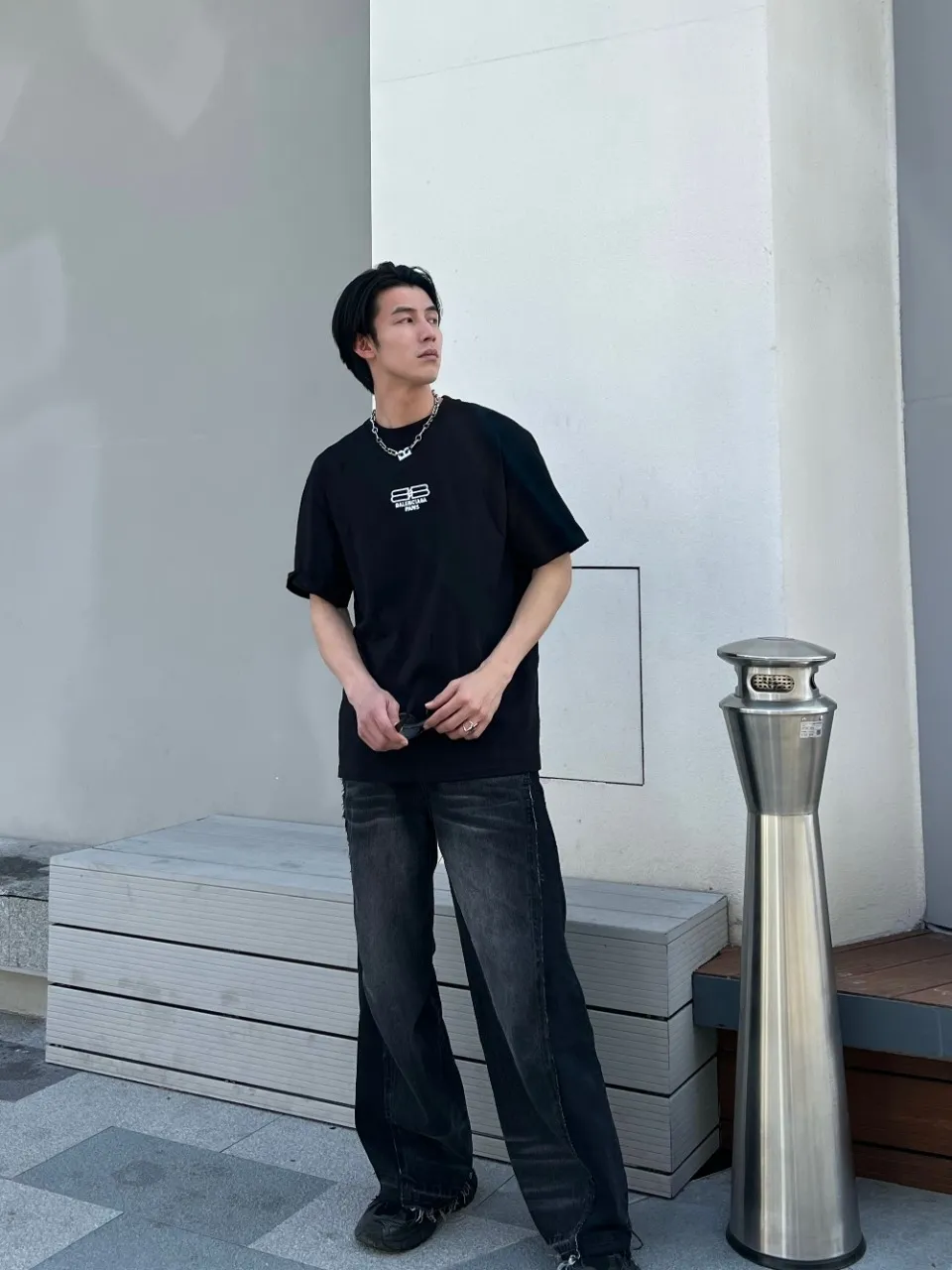 ♻️💯Upper body reference model picture❤️The top tested version Balenciaga/Balenciaga 2023ss spring new BB lock letter embroidered round neck pullover T-shirt, B’s single product appearance is undoubtedly outstanding, and it will definitely attract attention when paired with a couple’s style! Fashionable, relaxed and stylish, the atmosphere suddenly fills up~ It is made of 280g double-ply double-yarn plain cotton loose fabric. Good fabrics give us the intuitive feeling that they are high-end, comfortable, soft, delicate and sinewy. Even if you don’t understand fabrics, the touch can give you a new feeling! The design is also really eye-catching. The co-branded print makes the overall look simple and elegant, high-end and fashionable ~ The BB lock letter embroidery design on the chest breaks the boring and boring design of previous years and makes it more youthful and fashionable, adding a trendy style that keeps pace with the times! An item with obvious high street style, OS loose fit cutting design, and the upper body is very durable. This short-sleeved shirt can definitely add a lot of color to your outfit, and also provide you with more charm and temptation in your daily life. Size: XS-L Color: black, off-white P:240