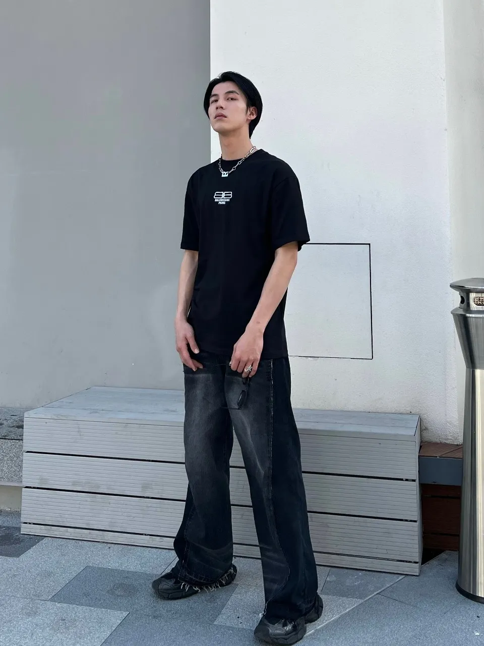 ♻️💯Upper body reference model picture❤️The top tested version Balenciaga/Balenciaga 2023ss spring new BB lock letter embroidered round neck pullover T-shirt, B’s single product appearance is undoubtedly outstanding, and it will definitely attract attention when paired with a couple’s style! Fashionable, relaxed and stylish, the atmosphere suddenly fills up~ It is made of 280g double-ply double-yarn plain cotton loose fabric. Good fabrics give us the intuitive feeling that they are high-end, comfortable, soft, delicate and sinewy. Even if you don’t understand fabrics, the touch can give you a new feeling! The design is also really eye-catching. The co-branded print makes the overall look simple and elegant, high-end and fashionable ~ The BB lock letter embroidery design on the chest breaks the boring and boring design of previous years and makes it more youthful and fashionable, adding a trendy style that keeps pace with the times! An item with obvious high street style, OS loose fit cutting design, and the upper body is very durable. This short-sleeved shirt can definitely add a lot of color to your outfit, and also provide you with more charm and temptation in your daily life. Size: XS-L Color: black, off-white P:240