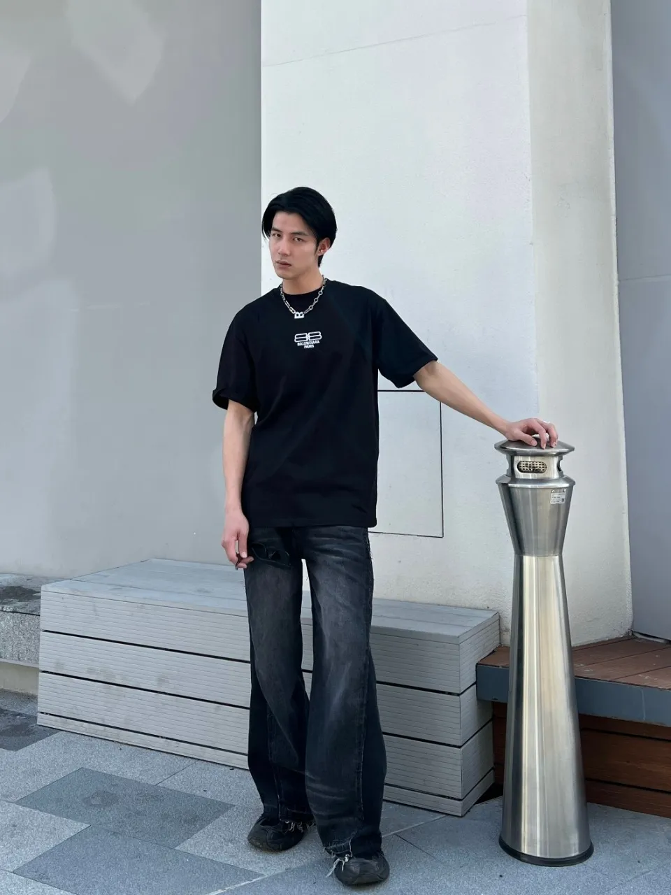 ♻️💯Upper body reference model picture❤️The top tested version Balenciaga/Balenciaga 2023ss spring new BB lock letter embroidered round neck pullover T-shirt, B’s single product appearance is undoubtedly outstanding, and it will definitely attract attention when paired with a couple’s style! Fashionable, relaxed and stylish, the atmosphere suddenly fills up~ It is made of 280g double-ply double-yarn plain cotton loose fabric. Good fabrics give us the intuitive feeling that they are high-end, comfortable, soft, delicate and sinewy. Even if you don’t understand fabrics, the touch can give you a new feeling! The design is also really eye-catching. The co-branded print makes the overall look simple and elegant, high-end and fashionable ~ The BB lock letter embroidery design on the chest breaks the boring and boring design of previous years and makes it more youthful and fashionable, adding a trendy style that keeps pace with the times! An item with obvious high street style, OS loose fit cutting design, and the upper body is very durable. This short-sleeved shirt can definitely add a lot of color to your outfit, and also provide you with more charm and temptation in your daily life. Size: XS-L Color: black, off-white P:240
