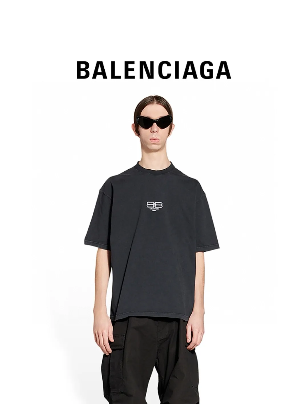 ♻️💯Upper body reference model picture❤️The top tested version Balenciaga/Balenciaga 2023ss spring new BB lock letter embroidered round neck pullover T-shirt, B’s single product appearance is undoubtedly outstanding, and it will definitely attract attention when paired with a couple’s style! Fashionable, relaxed and stylish, the atmosphere suddenly fills up~ It is made of 280g double-ply double-yarn plain cotton loose fabric. Good fabrics give us the intuitive feeling that they are high-end, comfortable, soft, delicate and sinewy. Even if you don’t understand fabrics, the touch can give you a new feeling! The design is also really eye-catching. The co-branded print makes the overall look simple and elegant, high-end and fashionable ~ The BB lock letter embroidery design on the chest breaks the boring and boring design of previous years and makes it more youthful and fashionable, adding a trendy style that keeps pace with the times! An item with obvious high street style, OS loose fit cutting design, and the upper body is very durable. This short-sleeved shirt can definitely add a lot of color to your outfit, and also provide you with more charm and temptation in your daily life. Size: XS-L Color: black, off-white P:240