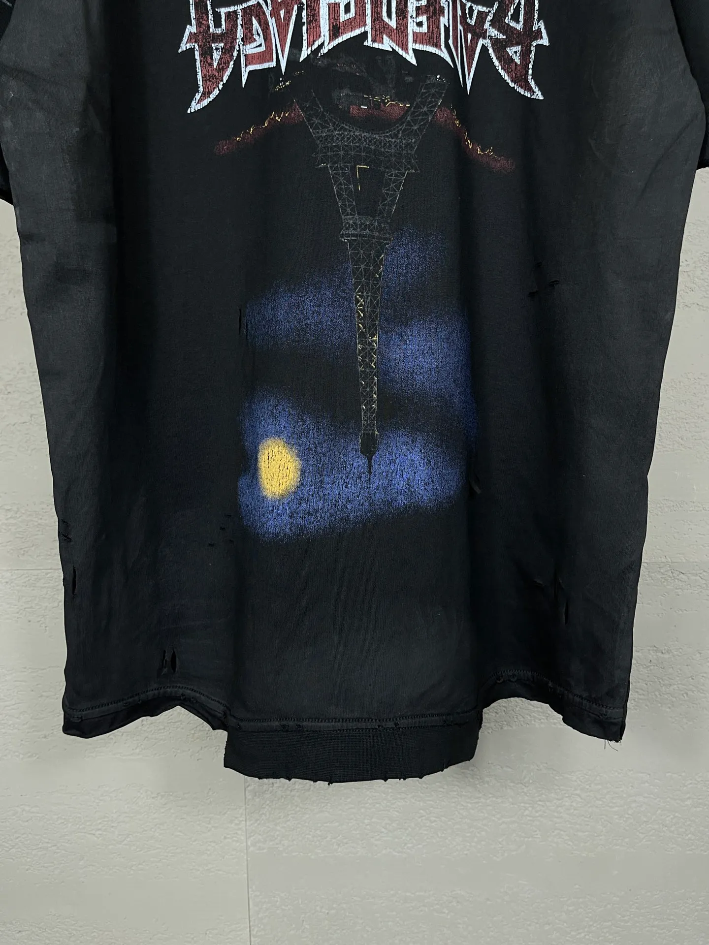 🅿️266 real photos [Top version. Official website quality] BALENCI*GA/Paris. 2024 latest inverted tower inkjet graffiti hand-painted gradient color printing washed distressed damaged T-shirt. Overweight craftsmanship, brick cabinet synchronization. ⚠️ Distinguish market currency, genuine development, worn. Hand-painted consistent with ZP, printing using Kornit digital direct printing. The hem adopts a double rib inverted design. The garments are washed, worn and worn. Graffiti are hand-painted. The whole piece is designed with extra heavy craftsmanship. Comparisons welcome. The version adopts OS loose shoulder design. Same style for men and women. Code: BL223211 Color: Black Size: XS to L