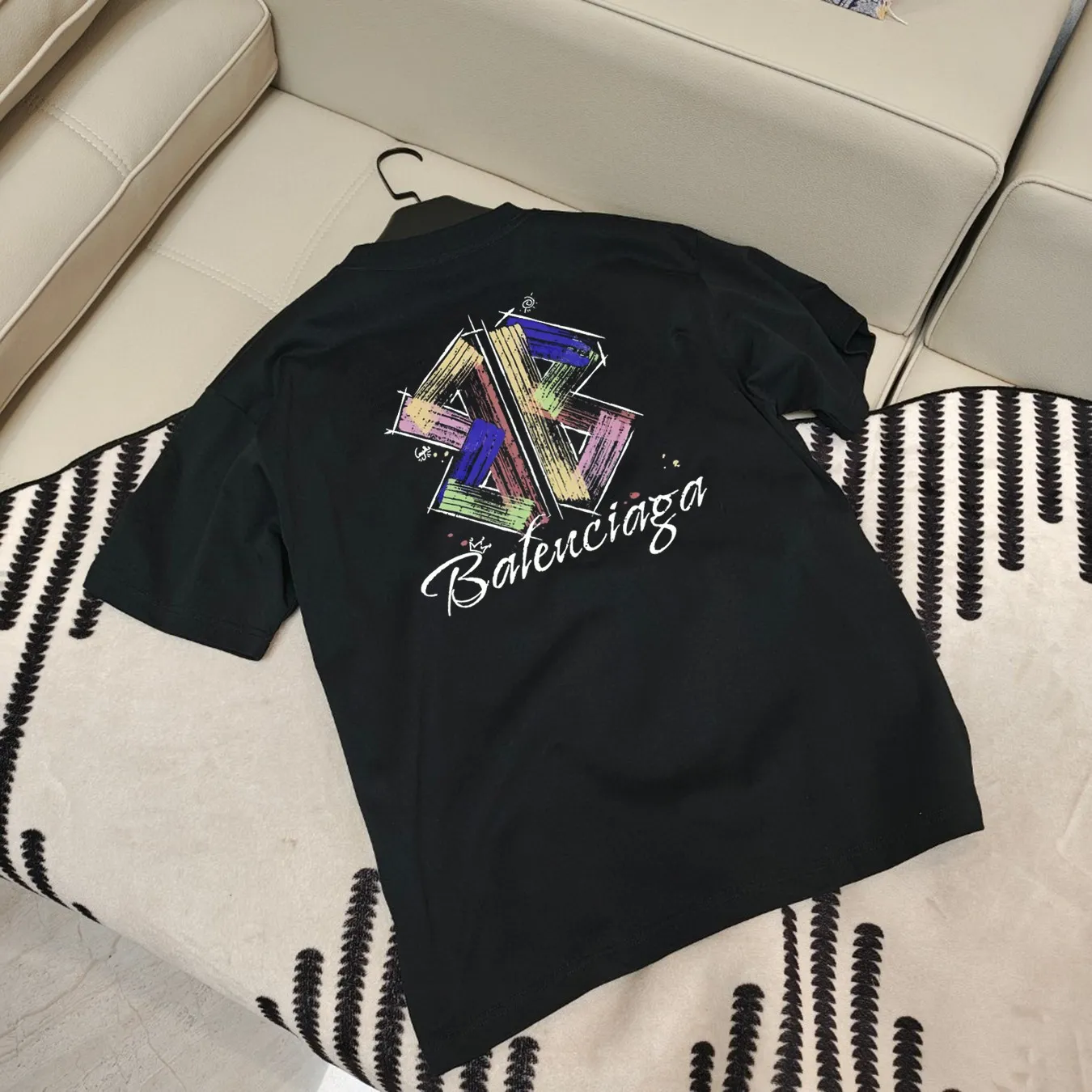 🅿️190 Balenciaga 🌟New summer style🎽 Made of 250g Salona cotton fabric, super soft and skin-friendly! High-grade hand-painted printing with logo, design embellishment, neat and detailed wiring inside, making the upper body fashionable! High-end and versatile model, the quality is visible! Size: S-XXL Color: black, white