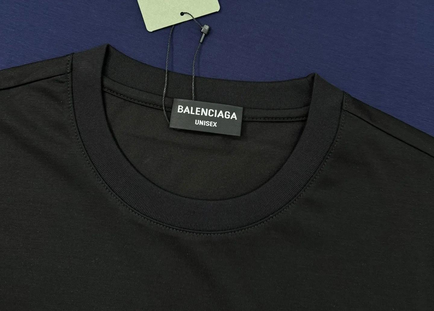 🅿️190 Balenciaga 🌟New summer style🎽 Made of 250g Salona cotton fabric, super soft and skin-friendly! High-grade hand-painted printing with logo, design embellishment, neat and detailed wiring inside, making the upper body fashionable! High-end and versatile model, the quality is visible! Size: S-XXL Color: black, white