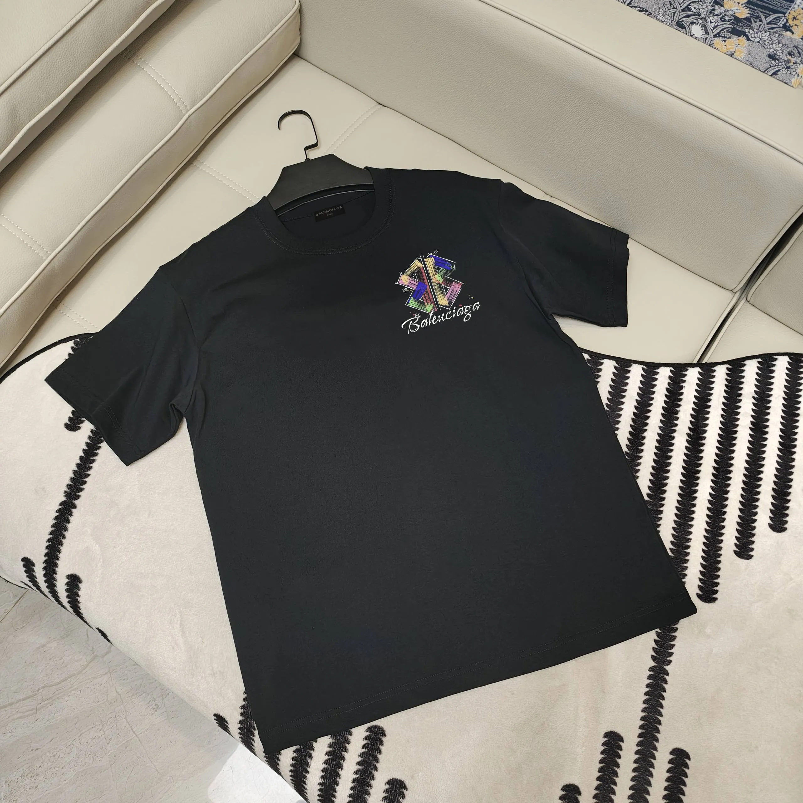 🅿️190 Balenciaga 🌟New summer style🎽 Made of 250g Salona cotton fabric, super soft and skin-friendly! High-grade hand-painted printing with logo, design embellishment, neat and detailed wiring inside, making the upper body fashionable! High-end and versatile model, the quality is visible! Size: S-XXL Color: black, white