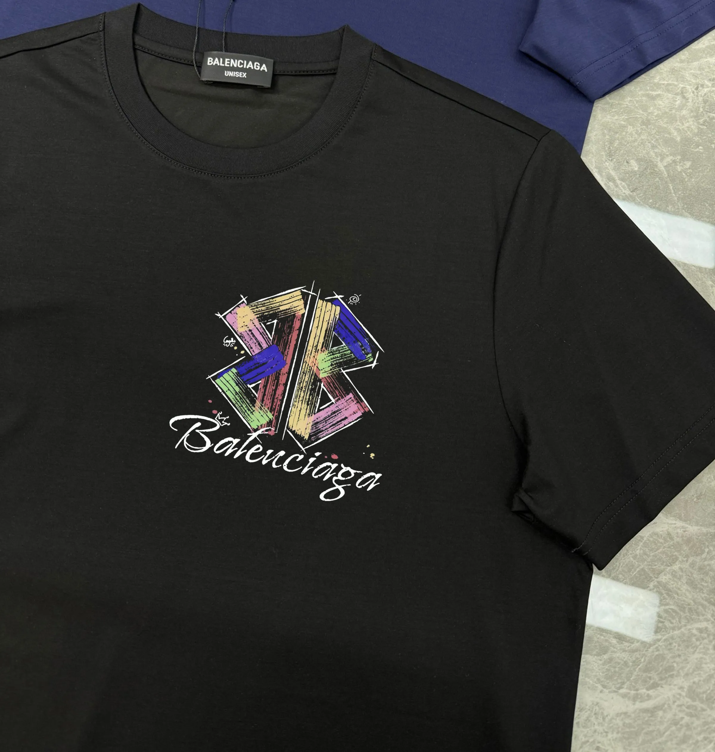 🅿️190 Balenciaga 🌟New summer style🎽 Made of 250g Salona cotton fabric, super soft and skin-friendly! High-grade hand-painted printing with logo, design embellishment, neat and detailed wiring inside, making the upper body fashionable! High-end and versatile model, the quality is visible! Size: S-XXL Color: black, white