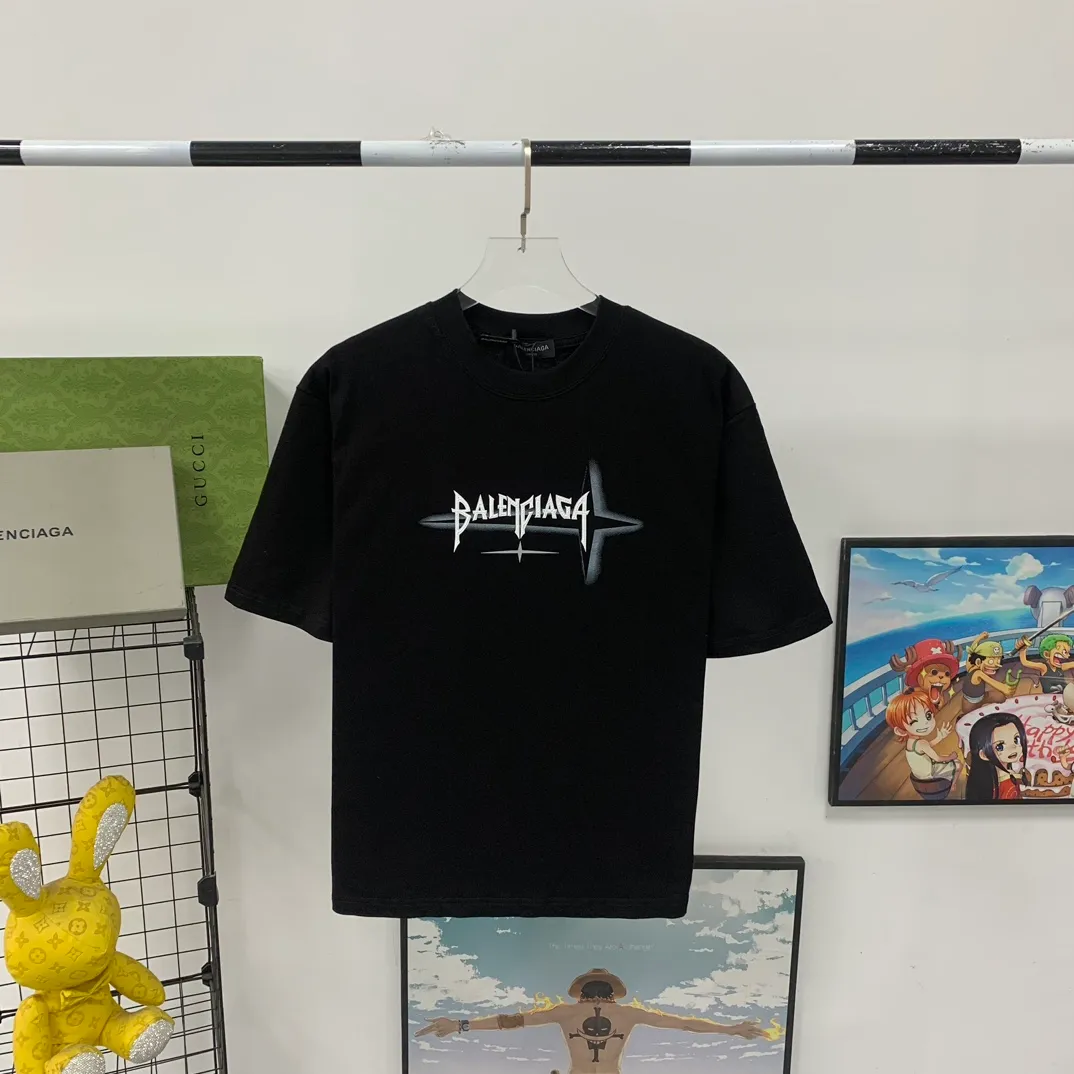[New] Top tried and tested version Balenciaga 23SS new 3D lettered cotton short-sleeved T-shirt Balenciaga was founded by Cristobal Balenciaga, a great genius designer known as the representative of the 20th century. For more than half a century since the brand was founded, Balenciaga has been famous for its fashionable elegance in the fashion industry. You can find any of your favorite logos on the front and back of this piece, Ness.  The front and rear printing uses low-coverage screen printing technology, and the glue is imported. The printing is very delicate, and the scratched out problems are very clear and there are no burrs. The fabric is made of 280g double-ply double-yarn pure cotton loose fabric, which is loose and breathable, has good drying effect, full drape and skin toning. Three-dimensional drawing technology + dot gradient printing, oversize dropped shoulders and large version, easy to match, same style for men and women! Color: Black White Size: XS S M L P: 260
