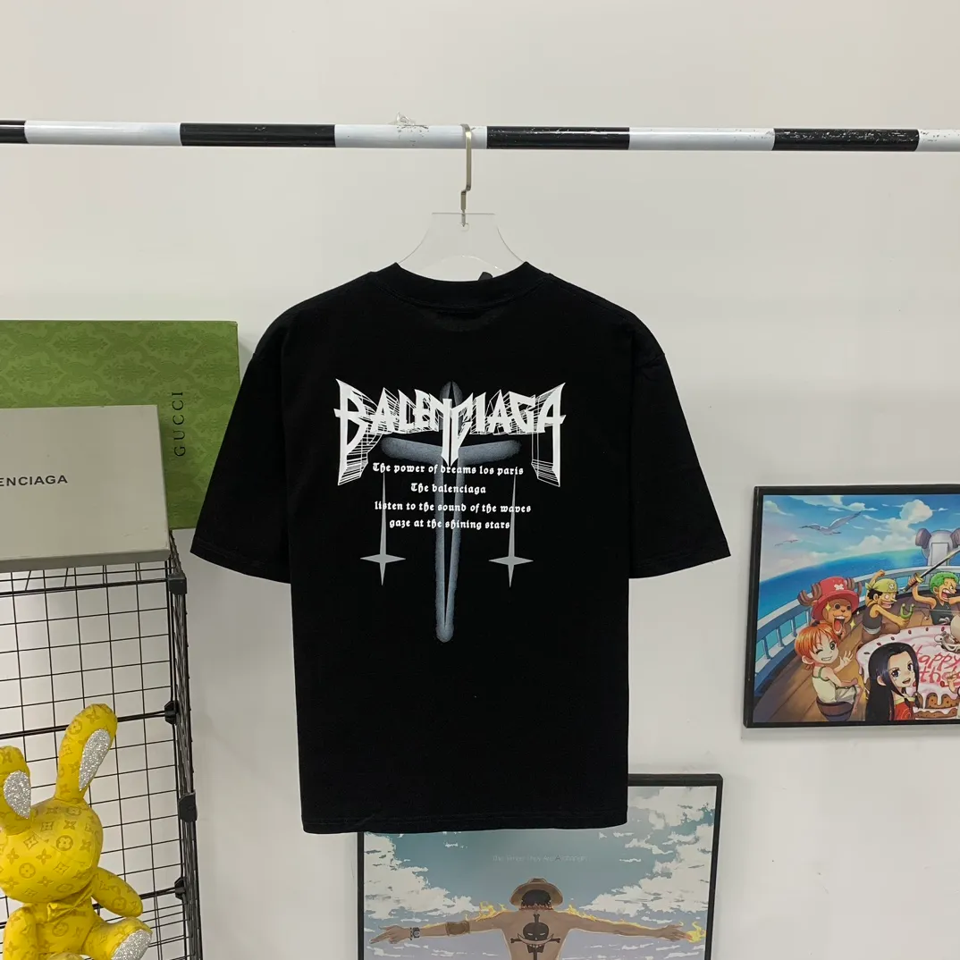 [New] Top tried and tested version Balenciaga 23SS new 3D lettered cotton short-sleeved T-shirt Balenciaga was founded by Cristobal Balenciaga, a great genius designer known as the representative of the 20th century. For more than half a century since the brand was founded, Balenciaga has been famous for its fashionable elegance in the fashion industry. You can find any of your favorite logos on the front and back of this piece, Ness.  The front and rear printing uses low-coverage screen printing technology, and the glue is imported. The printing is very delicate, and the scratched out problems are very clear and there are no burrs. The fabric is made of 280g double-ply double-yarn pure cotton loose fabric, which is loose and breathable, has good drying effect, full drape and skin toning. Three-dimensional drawing technology + dot gradient printing, oversize dropped shoulders and large version, easy to match, same style for men and women! Color: Black White Size: XS S M L P: 260