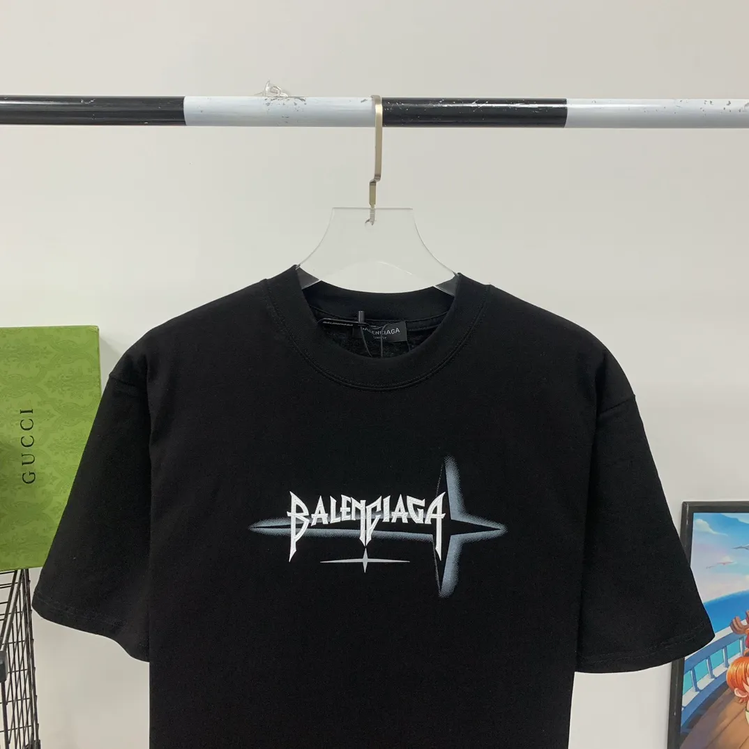 [New] Top tried and tested version Balenciaga 23SS new 3D lettered cotton short-sleeved T-shirt Balenciaga was founded by Cristobal Balenciaga, a great genius designer known as the representative of the 20th century. For more than half a century since the brand was founded, Balenciaga has been famous for its fashionable elegance in the fashion industry. You can find any of your favorite logos on the front and back of this piece, Ness.  The front and rear printing uses low-coverage screen printing technology, and the glue is imported. The printing is very delicate, and the scratched out problems are very clear and there are no burrs. The fabric is made of 280g double-ply double-yarn pure cotton loose fabric, which is loose and breathable, has good drying effect, full drape and skin toning. Three-dimensional drawing technology + dot gradient printing, oversize dropped shoulders and large version, easy to match, same style for men and women! Color: Black White Size: XS S M L P: 260