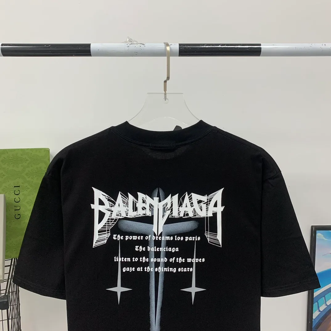 [New] Top tried and tested version Balenciaga 23SS new 3D lettered cotton short-sleeved T-shirt Balenciaga was founded by Cristobal Balenciaga, a great genius designer known as the representative of the 20th century. For more than half a century since the brand was founded, Balenciaga has been famous for its fashionable elegance in the fashion industry. You can find any of your favorite logos on the front and back of this piece, Ness.  The front and rear printing uses low-coverage screen printing technology, and the glue is imported. The printing is very delicate, and the scratched out problems are very clear and there are no burrs. The fabric is made of 280g double-ply double-yarn pure cotton loose fabric, which is loose and breathable, has good drying effect, full drape and skin toning. Three-dimensional drawing technology + dot gradient printing, oversize dropped shoulders and large version, easy to match, same style for men and women! Color: Black White Size: XS S M L P: 260