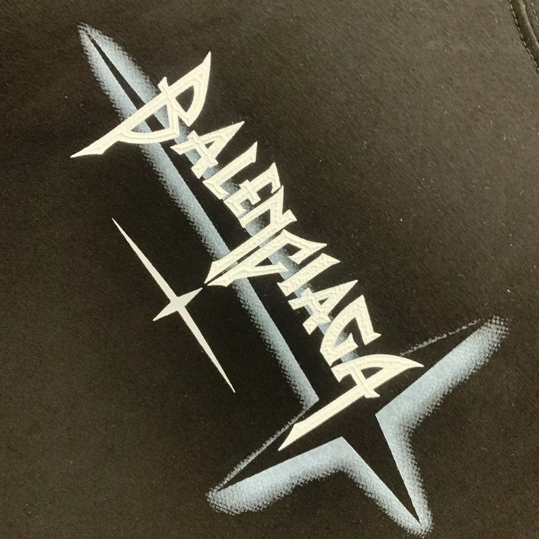 [New] Top tried and tested version Balenciaga 23SS new 3D lettered cotton short-sleeved T-shirt Balenciaga was founded by Cristobal Balenciaga, a great genius designer known as the representative of the 20th century. For more than half a century since the brand was founded, Balenciaga has been famous for its fashionable elegance in the fashion industry. You can find any of your favorite logos on the front and back of this piece, Ness.  The front and rear printing uses low-coverage screen printing technology, and the glue is imported. The printing is very delicate, and the scratched out problems are very clear and there are no burrs. The fabric is made of 280g double-ply double-yarn pure cotton loose fabric, which is loose and breathable, has good drying effect, full drape and skin toning. Three-dimensional drawing technology + dot gradient printing, oversize dropped shoulders and large version, easy to match, same style for men and women! Color: Black White Size: XS S M L P: 260