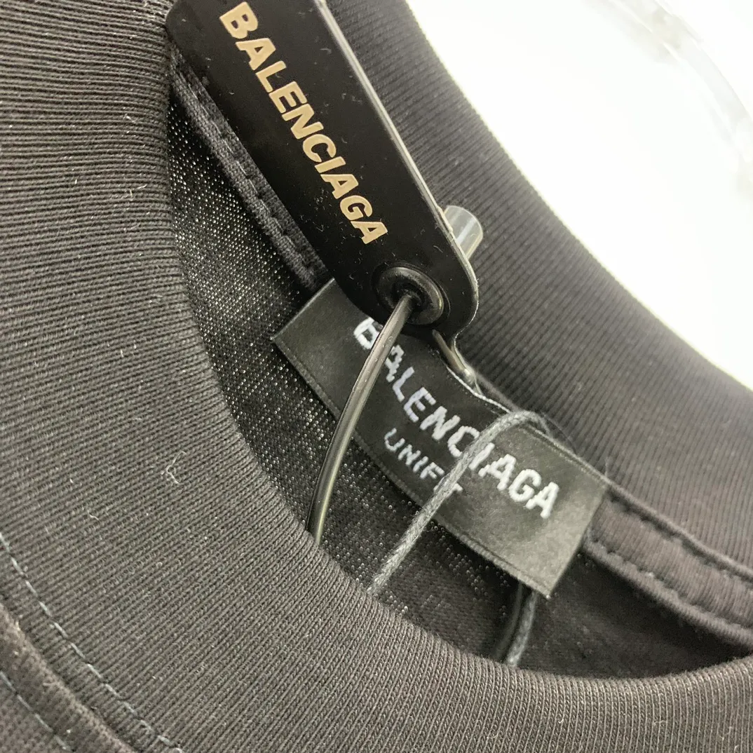 [New] Top tried and tested version Balenciaga 23SS new 3D lettered cotton short-sleeved T-shirt Balenciaga was founded by Cristobal Balenciaga, a great genius designer known as the representative of the 20th century. For more than half a century since the brand was founded, Balenciaga has been famous for its fashionable elegance in the fashion industry. You can find any of your favorite logos on the front and back of this piece, Ness.  The front and rear printing uses low-coverage screen printing technology, and the glue is imported. The printing is very delicate, and the scratched out problems are very clear and there are no burrs. The fabric is made of 280g double-ply double-yarn pure cotton loose fabric, which is loose and breathable, has good drying effect, full drape and skin toning. Three-dimensional drawing technology + dot gradient printing, oversize dropped shoulders and large version, easy to match, same style for men and women! Color: Black White Size: XS S M L P: 260