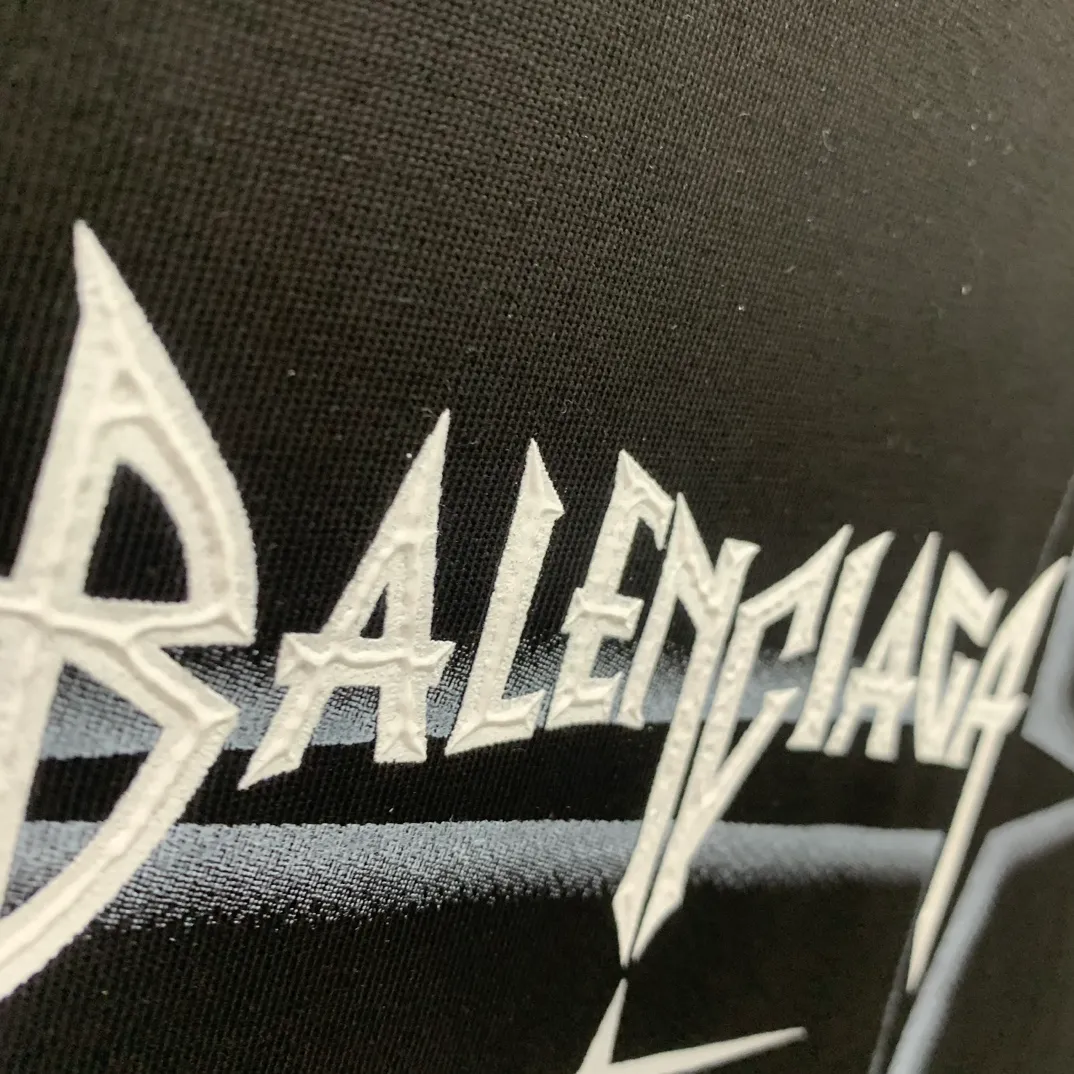 [New] Top tried and tested version Balenciaga 23SS new 3D lettered cotton short-sleeved T-shirt Balenciaga was founded by Cristobal Balenciaga, a great genius designer known as the representative of the 20th century. For more than half a century since the brand was founded, Balenciaga has been famous for its fashionable elegance in the fashion industry. You can find any of your favorite logos on the front and back of this piece, Ness.  The front and rear printing uses low-coverage screen printing technology, and the glue is imported. The printing is very delicate, and the scratched out problems are very clear and there are no burrs. The fabric is made of 280g double-ply double-yarn pure cotton loose fabric, which is loose and breathable, has good drying effect, full drape and skin toning. Three-dimensional drawing technology + dot gradient printing, oversize dropped shoulders and large version, easy to match, same style for men and women! Color: Black White Size: XS S M L P: 260