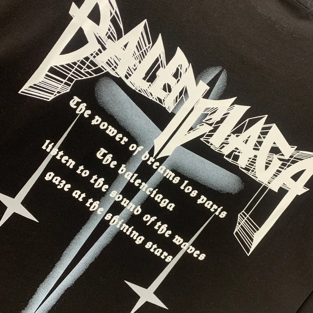 [New] Top tried and tested version Balenciaga 23SS new 3D lettered cotton short-sleeved T-shirt Balenciaga was founded by Cristobal Balenciaga, a great genius designer known as the representative of the 20th century. For more than half a century since the brand was founded, Balenciaga has been famous for its fashionable elegance in the fashion industry. You can find any of your favorite logos on the front and back of this piece, Ness.  The front and rear printing uses low-coverage screen printing technology, and the glue is imported. The printing is very delicate, and the scratched out problems are very clear and there are no burrs. The fabric is made of 280g double-ply double-yarn pure cotton loose fabric, which is loose and breathable, has good drying effect, full drape and skin toning. Three-dimensional drawing technology + dot gradient printing, oversize dropped shoulders and large version, easy to match, same style for men and women! Color: Black White Size: XS S M L P: 260