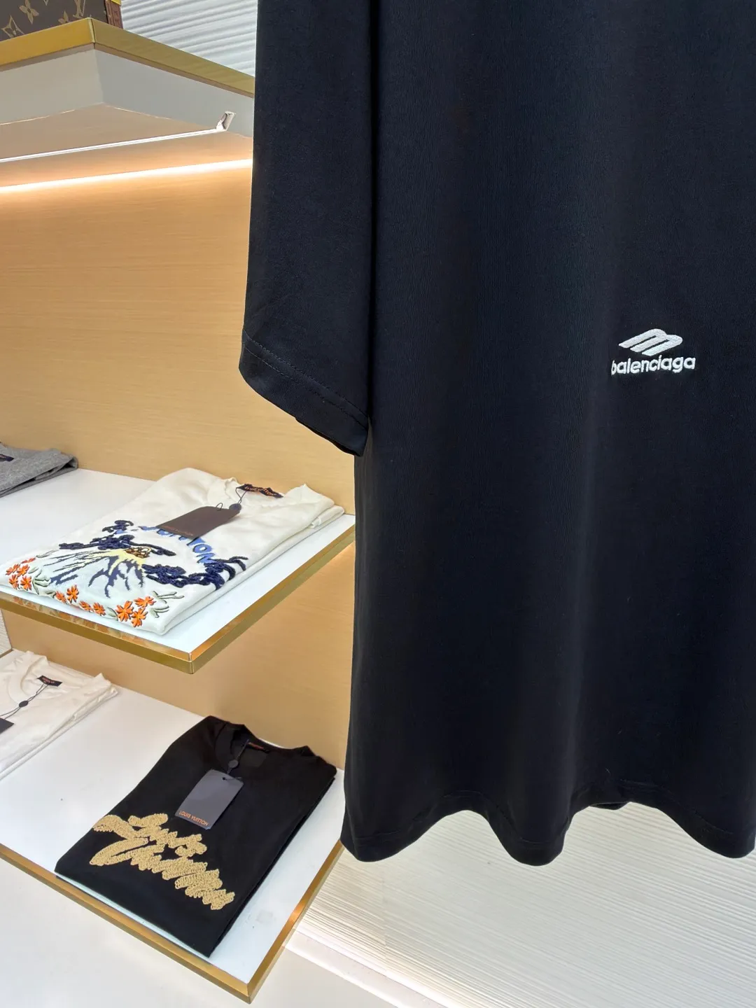 Balenciaga 3M embroidered round neck short sleeves ●Original version: purchased and developed for 5500 ●Item number: 1681334-A00 ●Fabric: plain knitted fabric ●Technology: embroidery production ●Color: black ●Version: fitted version ●Weight: about 245g ●Size: Thread, 340g. 24S fabric is a medium-to-thick yarn, suitable for creating thick, crisp fabrics with a slightly rough texture, which is in line with the "natural and original" effect pursued by retro style. The texture is soft, breathable and elastic, suitable for close-fitting wear and able to create a simple and smooth silhouette. The loose silhouette design details with a retro feel are reflected through old textures, faded processing, and classic tailoring. The entire embroidery body adopts new tatami twill lace embroidery. The tatami embroidery stitches are intertwined and form diagonal lines. The tatami woven surface and the shaped edge integrally connected with the tatami woven surface. Good flatness, soft hand feel, good elasticity and good gloss. The woven surface of tatami is indented compared to the fixed edge, which improves the three-dimensional effect of the pattern and has a better visual effect. The overall wiring is straight and delicate, the fabric is comfortable and soft, and the color is consistent without color difference. It can be matched with the same style to create a fashionable look and control various occasions. Customized accessories, complete with three standards, same style for men and women!