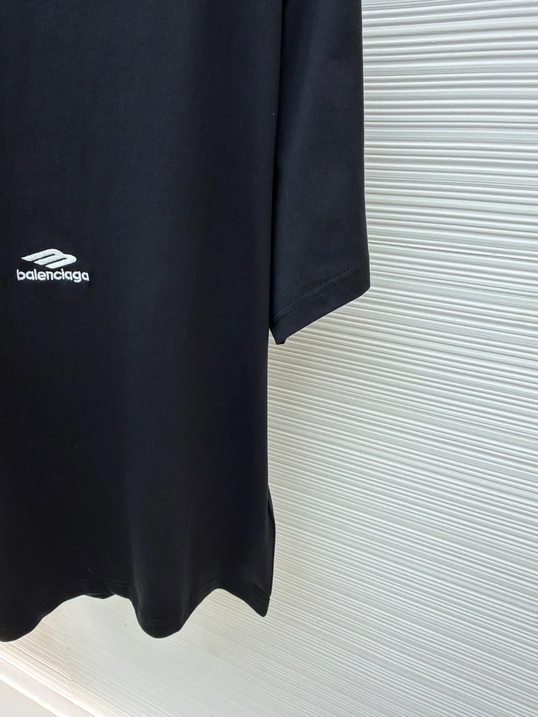 Balenciaga 3M embroidered round neck short sleeves ●Original version: purchased and developed for 5500 ●Item number: 1681334-A00 ●Fabric: plain knitted fabric ●Technology: embroidery production ●Color: black ●Version: fitted version ●Weight: about 245g ●Size: Thread, 340g. 24S fabric is a medium-to-thick yarn, suitable for creating thick, crisp fabrics with a slightly rough texture, which is in line with the "natural and original" effect pursued by retro style. The texture is soft, breathable and elastic, suitable for close-fitting wear and able to create a simple and smooth silhouette. The loose silhouette design details with a retro feel are reflected through old textures, faded processing, and classic tailoring. The entire embroidery body adopts new tatami twill lace embroidery. The tatami embroidery stitches are intertwined and form diagonal lines. The tatami woven surface and the shaped edge integrally connected with the tatami woven surface. Good flatness, soft hand feel, good elasticity and good gloss. The woven surface of tatami is indented compared to the fixed edge, which improves the three-dimensional effect of the pattern and has a better visual effect. The overall wiring is straight and delicate, the fabric is comfortable and soft, and the color is consistent without color difference. It can be matched with the same style to create a fashionable look and control various occasions. Customized accessories, complete with three standards, same style for men and women!