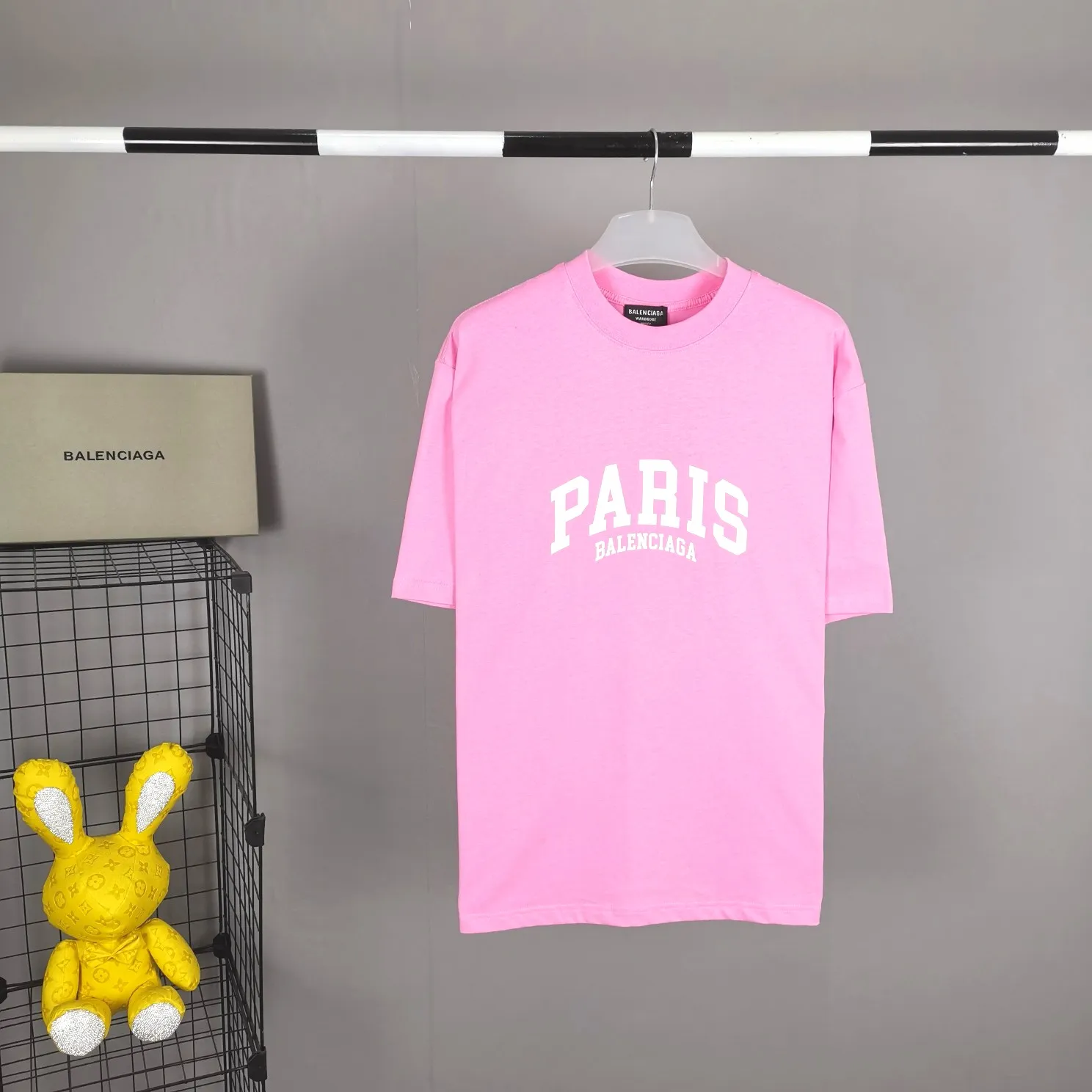[Gift for Valentine's Day] It can be paired with a gift box. Balenciaga BALENCIAGA sandy pink PARIS is the same trendy brand for male and female couples, pure cotton, loose and breathable short-sleeves. You said that after seeing this color, which girl is not attracted by it? I really love this Sha Pei powder. It took half a month to adjust the color of the fabric in a vat, just to ensure that there is no color difference at all, and to ensure that it is consistent with the counter, and there is no color difference in comparison. When a girl puts it on, the pink color is as tender as a budding cherry blossom, showing youthful vitality. The fabric is made of 26S 280g fabric, and the printing uses Kornit digital single-color direct printing, which is neat and toothless. Color: Sharpei Pink Size: XS-L P:260