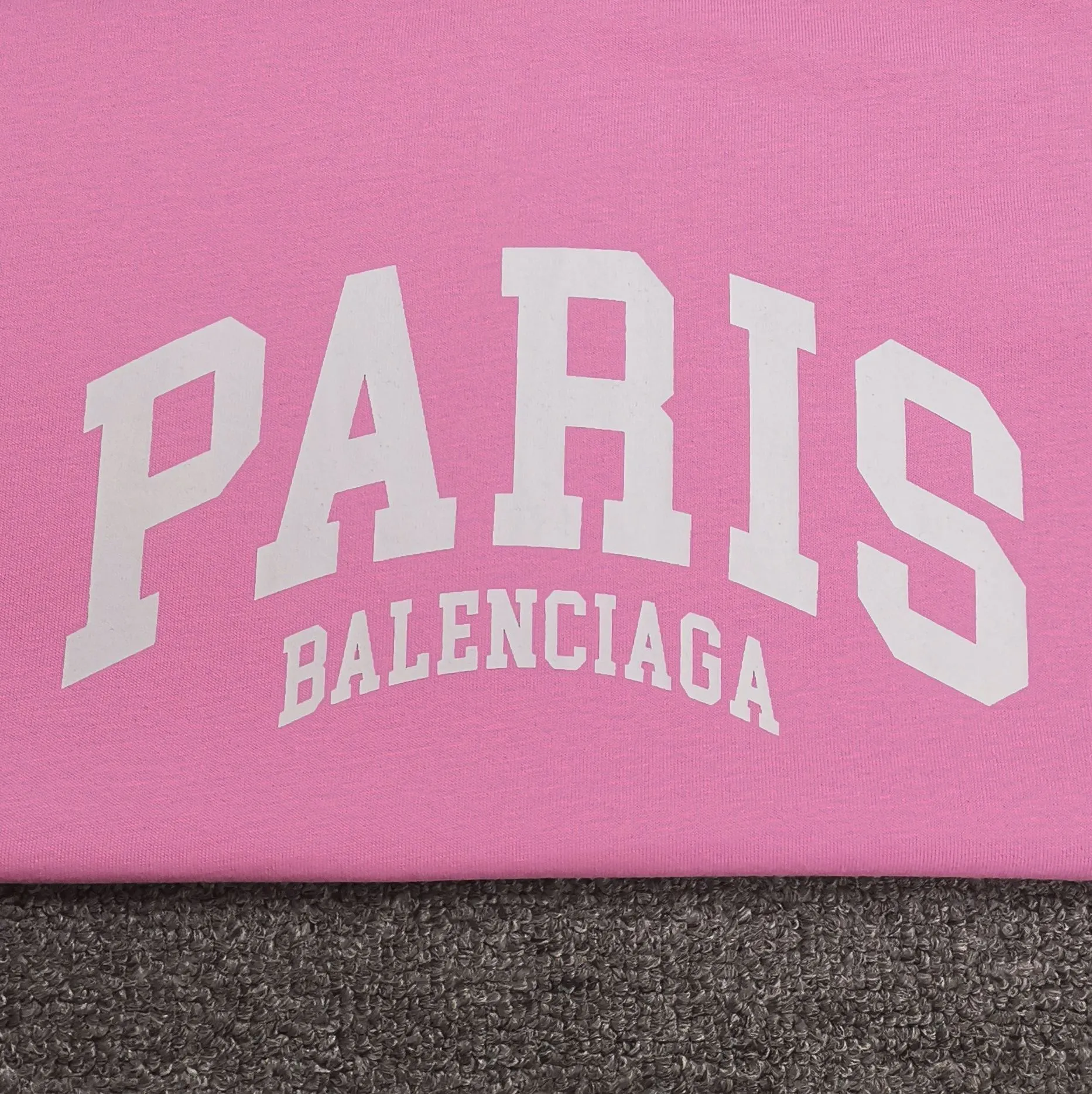 [Gift for Valentine's Day] It can be paired with a gift box. Balenciaga BALENCIAGA sandy pink PARIS is the same trendy brand for male and female couples, pure cotton, loose and breathable short-sleeves. You said that after seeing this color, which girl is not attracted by it? I really love this Sha Pei powder. It took half a month to adjust the color of the fabric in a vat, just to ensure that there is no color difference at all, and to ensure that it is consistent with the counter, and there is no color difference in comparison. When a girl puts it on, the pink color is as tender as a budding cherry blossom, showing youthful vitality. The fabric is made of 26S 280g fabric, and the printing uses Kornit digital single-color direct printing, which is neat and toothless. Color: Sharpei Pink Size: XS-L P:260